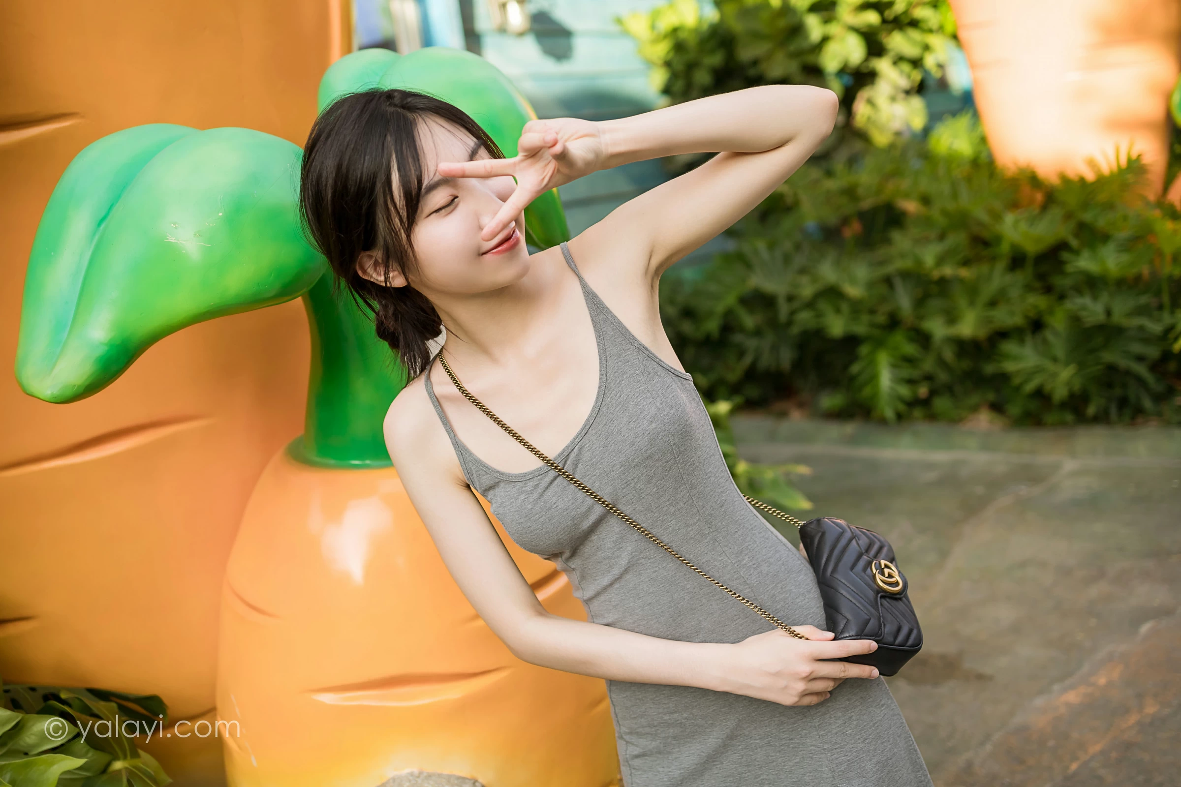 [YALAYI雅拉伊]2022.01.17 游乐园 小乔 灰色吊带露背连衣裙性感写真集第5张