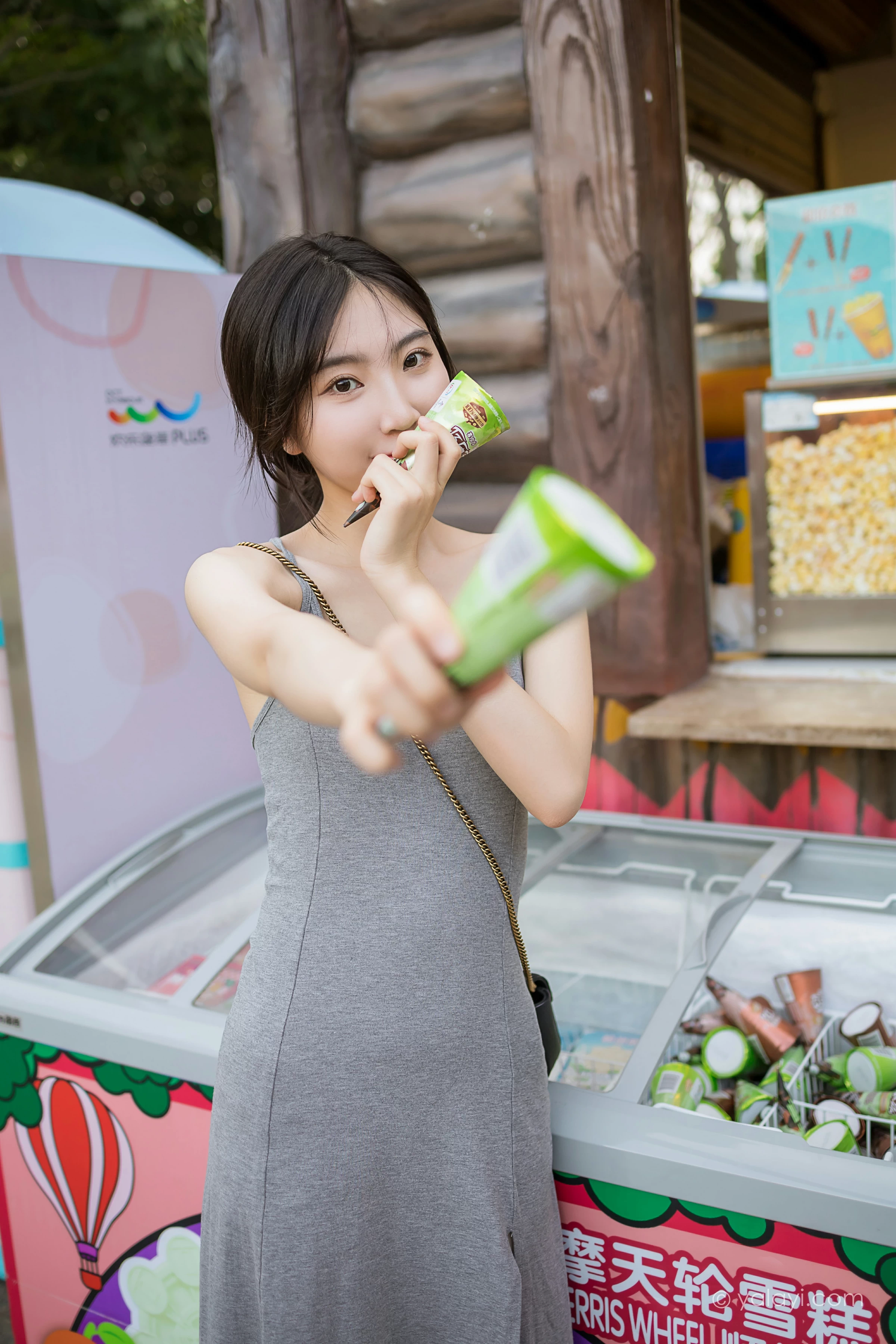 [YALAYI雅拉伊]2022.01.17 游乐园 小乔 灰色吊带露背连衣裙性感写真集第7张