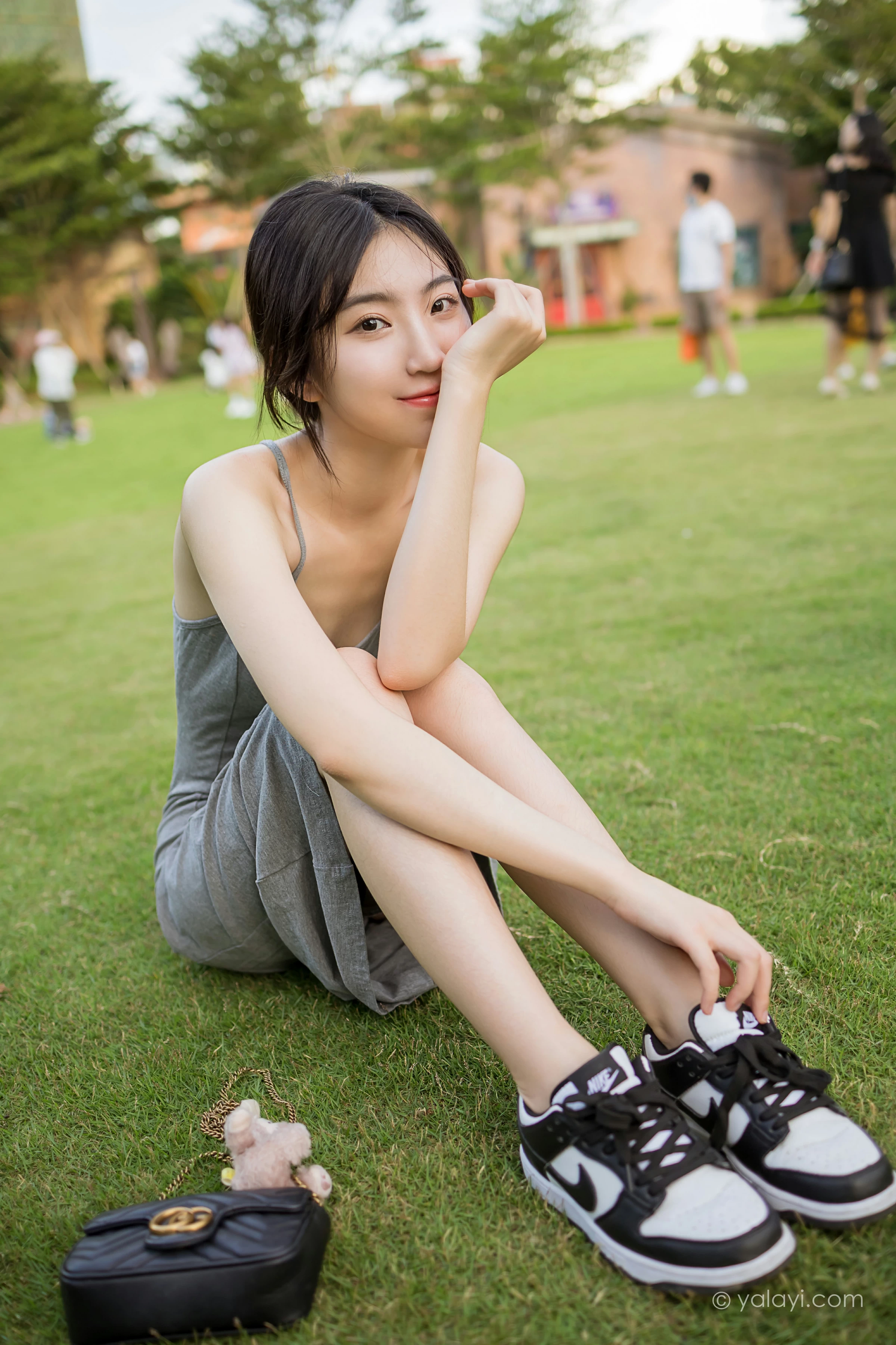 [YALAYI雅拉伊]2022.01.17 游乐园 小乔 灰色吊带露背连衣裙性感写真集第9张