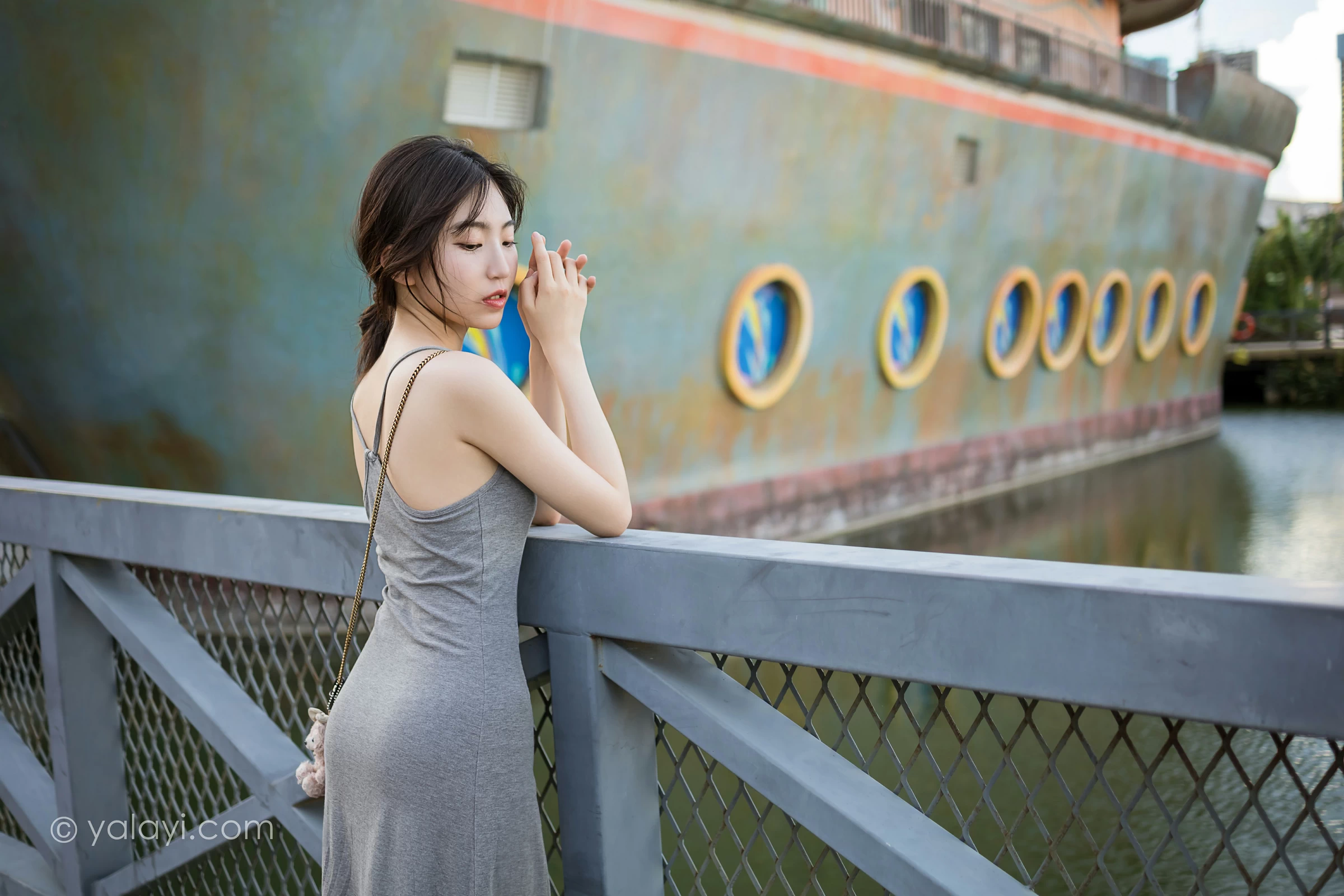 [YALAYI雅拉伊]2022.01.17 游乐园 小乔 灰色吊带露背连衣裙性感写真集第11张