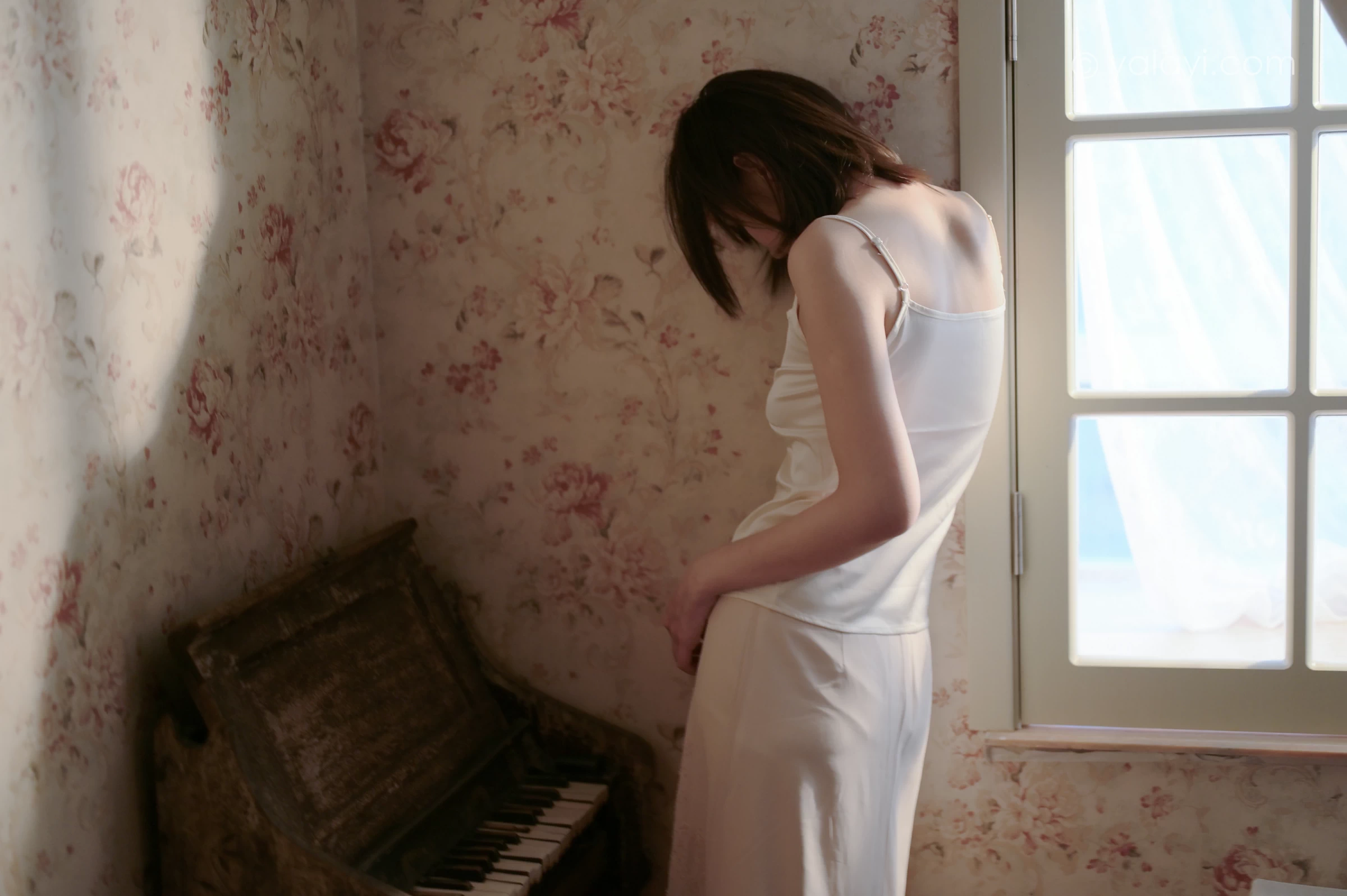 [YALAYI雅拉伊]NO.696 《孤独患者》 妍妍 白色性感小背心加粉色长裙私房写真集第3张