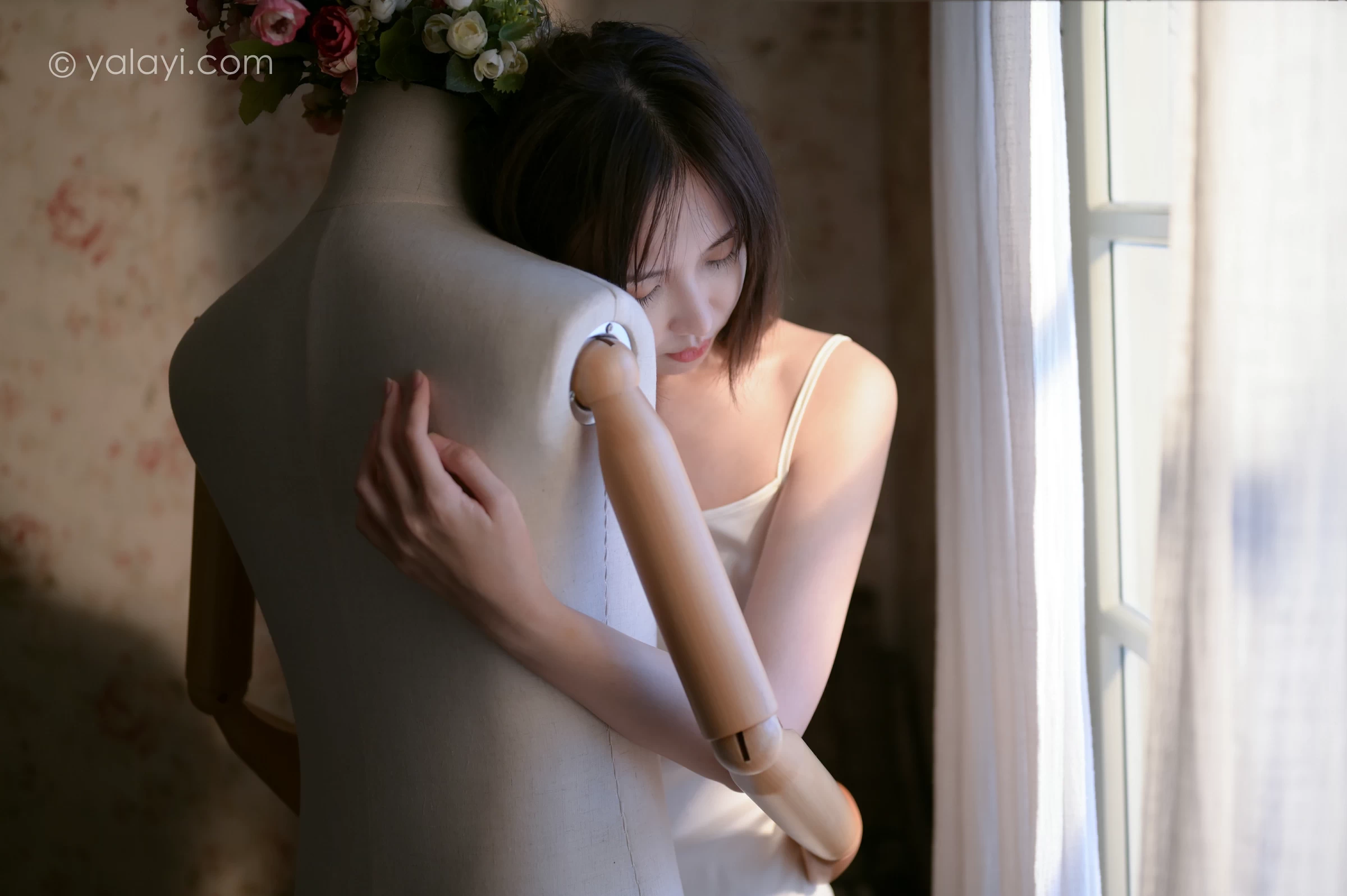 [YALAYI雅拉伊]NO.696 《孤独患者》 妍妍 白色性感小背心加粉色长裙私房写真集第6张