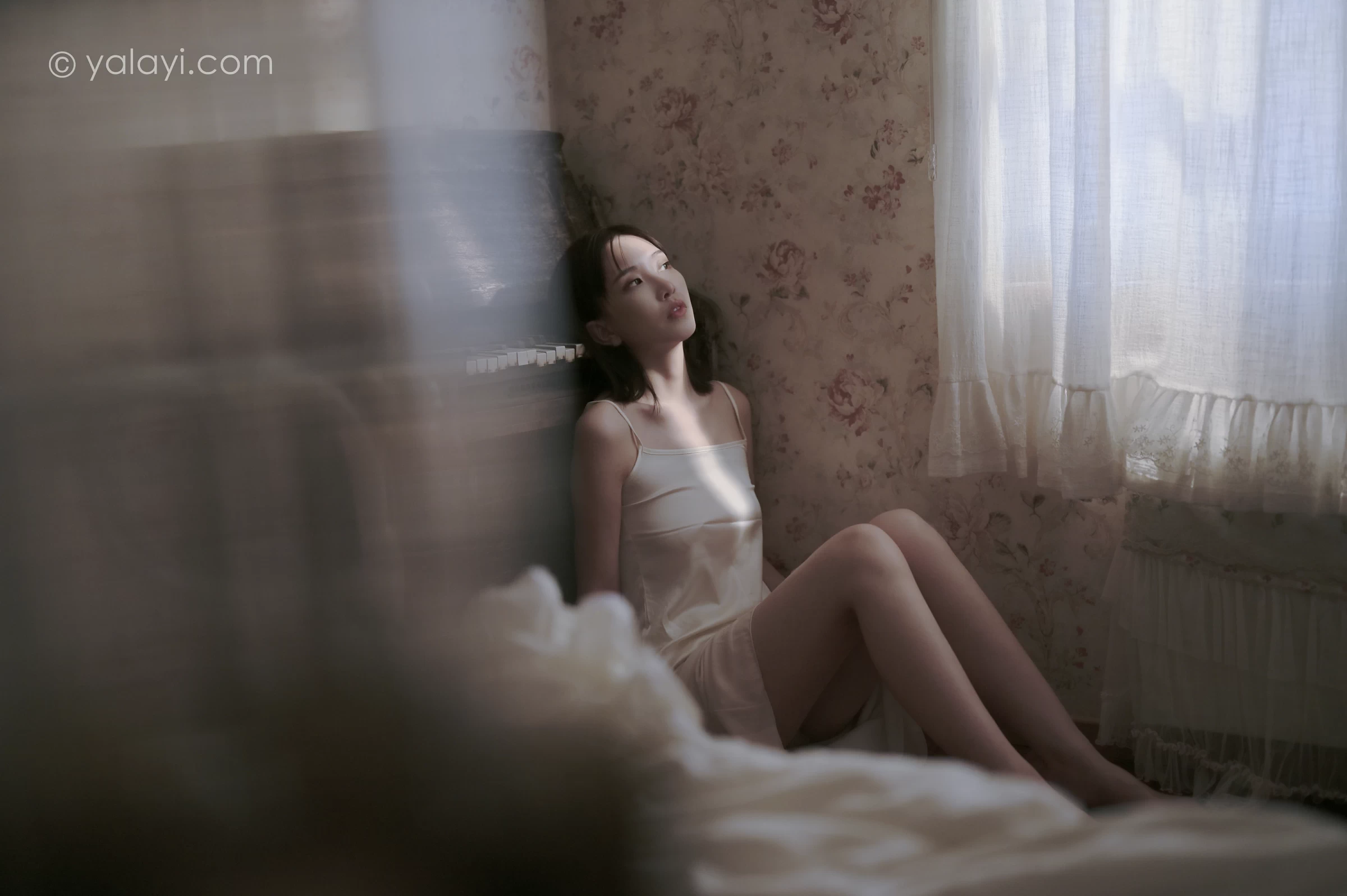 [YALAYI雅拉伊]NO.696 《孤独患者》 妍妍 白色性感小背心加粉色长裙私房写真集第2张