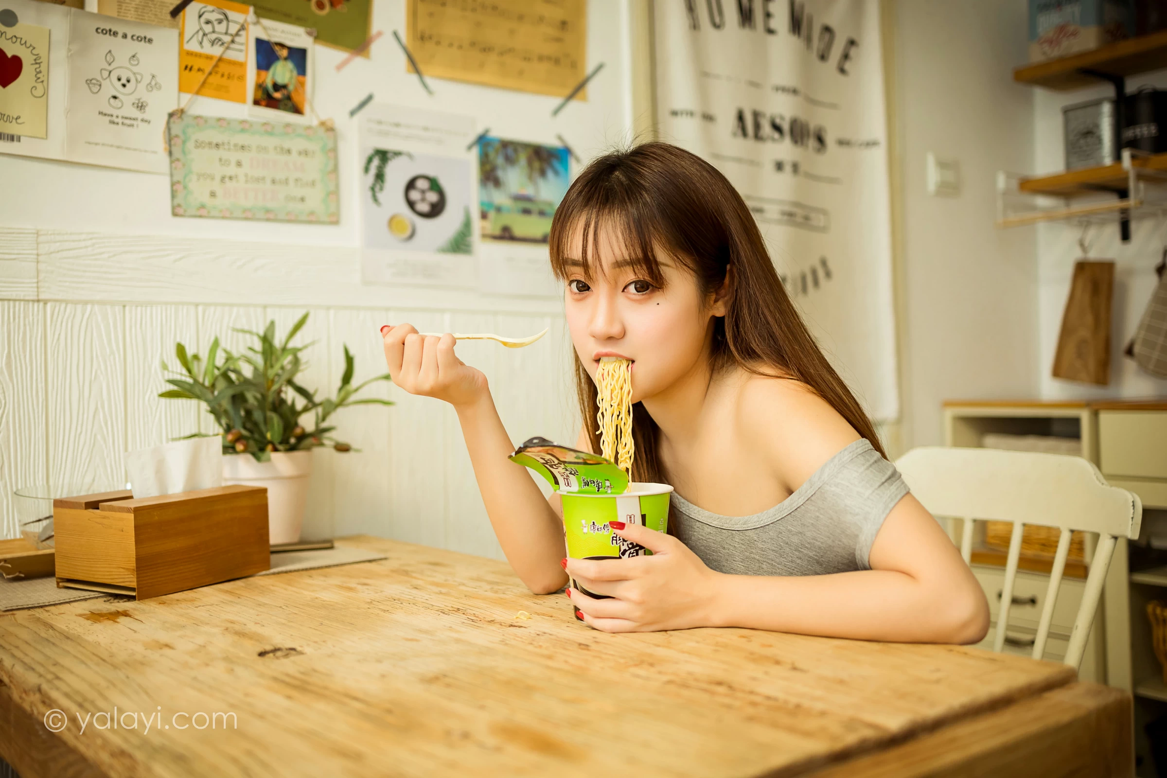 [YALAYI雅拉伊]NO.710 《吃货女友》 虞艺 灰色连衣裙居家性感私房写真集第1张