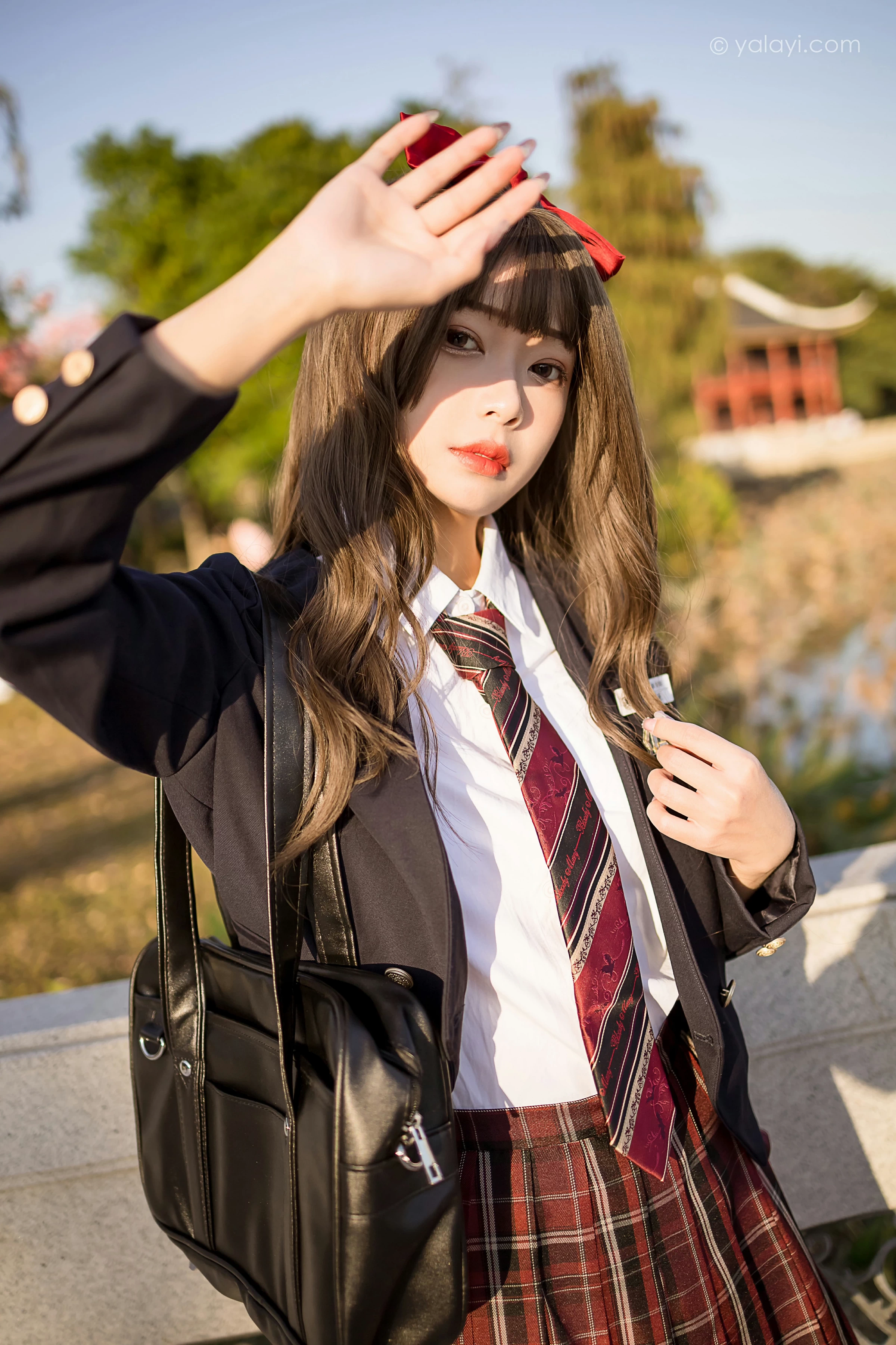 [YALAYI雅拉伊]2022.01.03 最美的青春 阿禾 蓝色JK制服衬衫加红色格子短裙私房写真集第2张