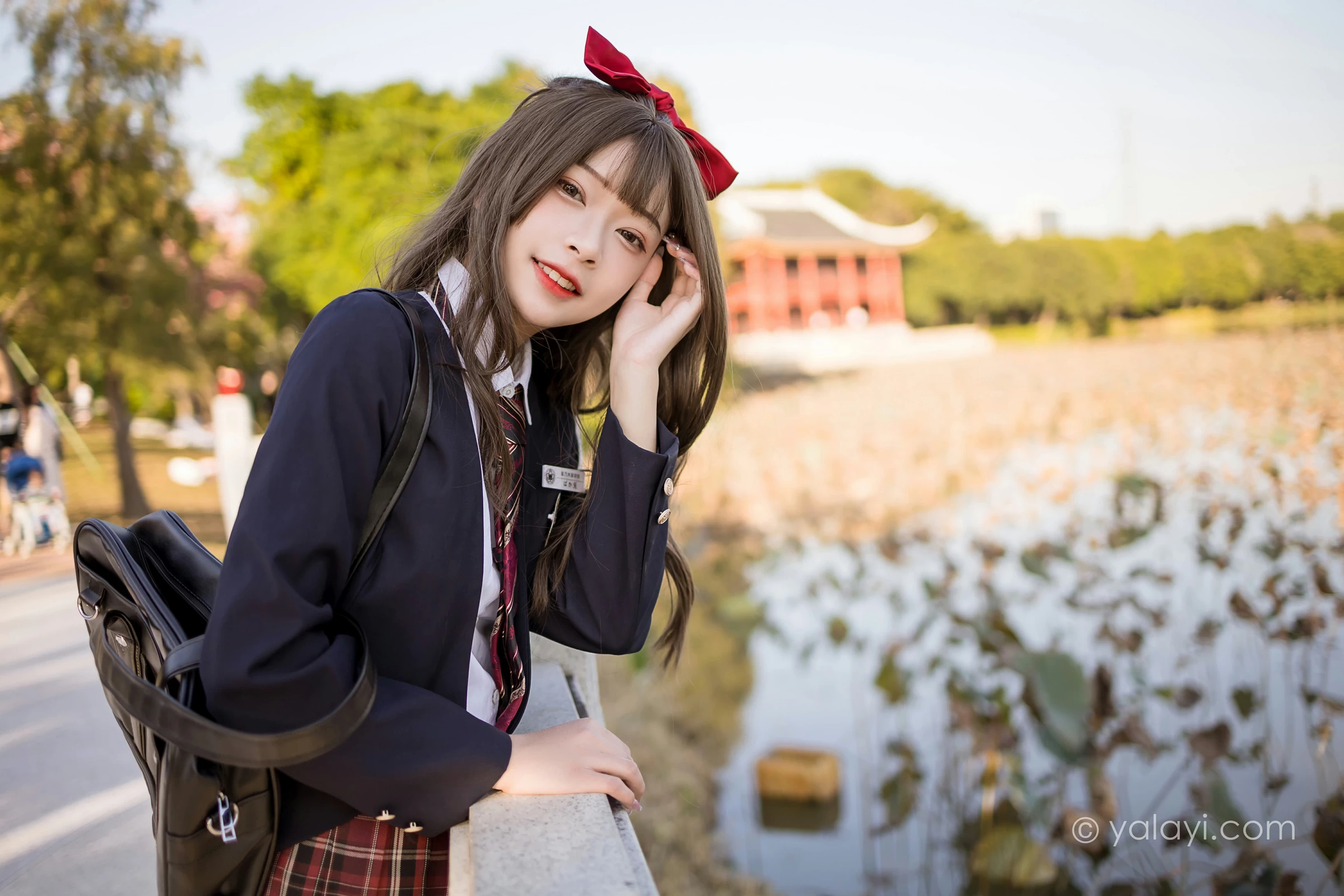 [YALAYI雅拉伊]2022.01.03 最美的青春 阿禾 蓝色JK制服衬衫加红色格子短裙私房写真集第4张