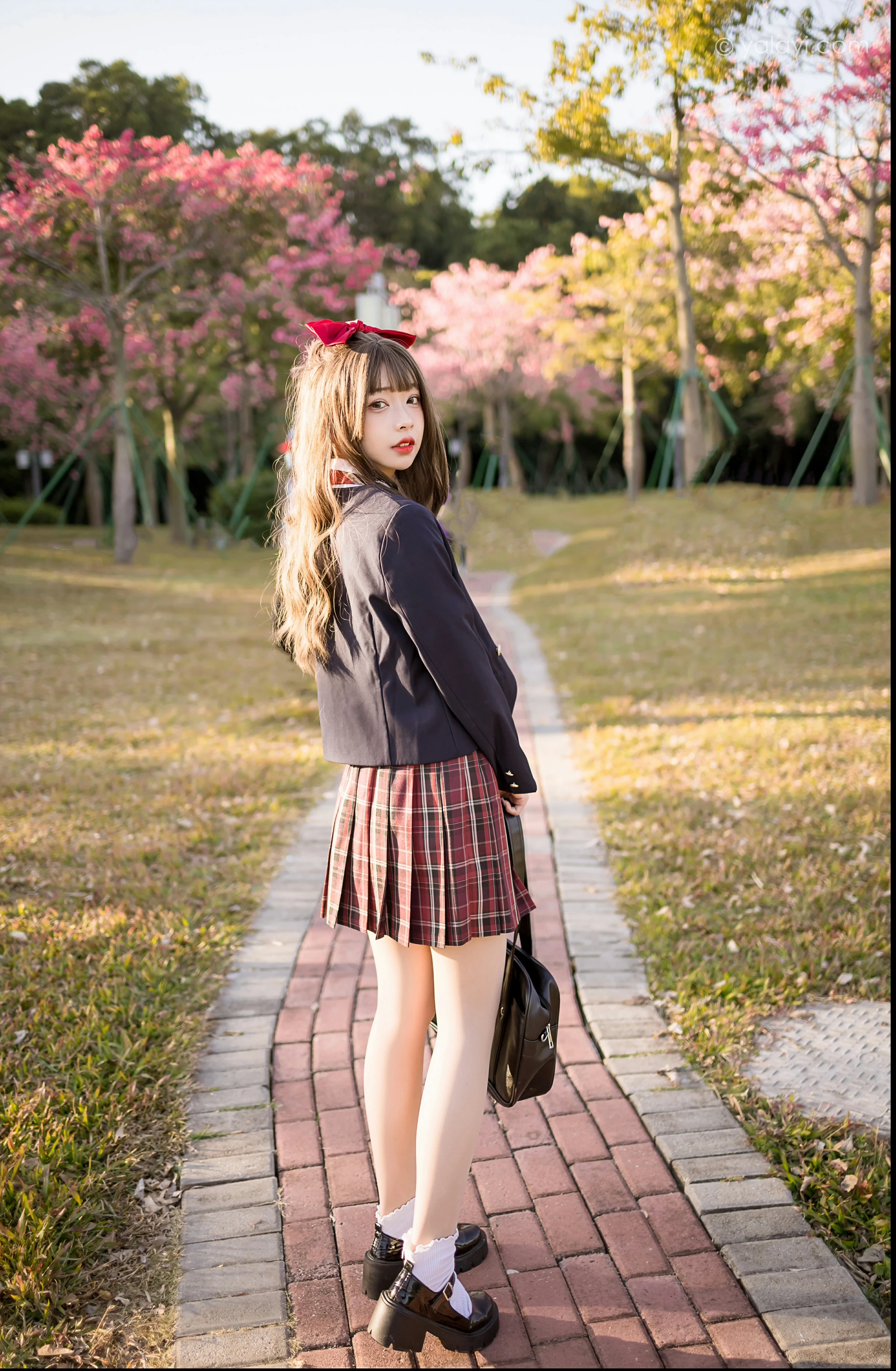 [YALAYI雅拉伊]2022.01.03 最美的青春 阿禾 蓝色JK制服衬衫加红色格子短裙私房写真集第4张