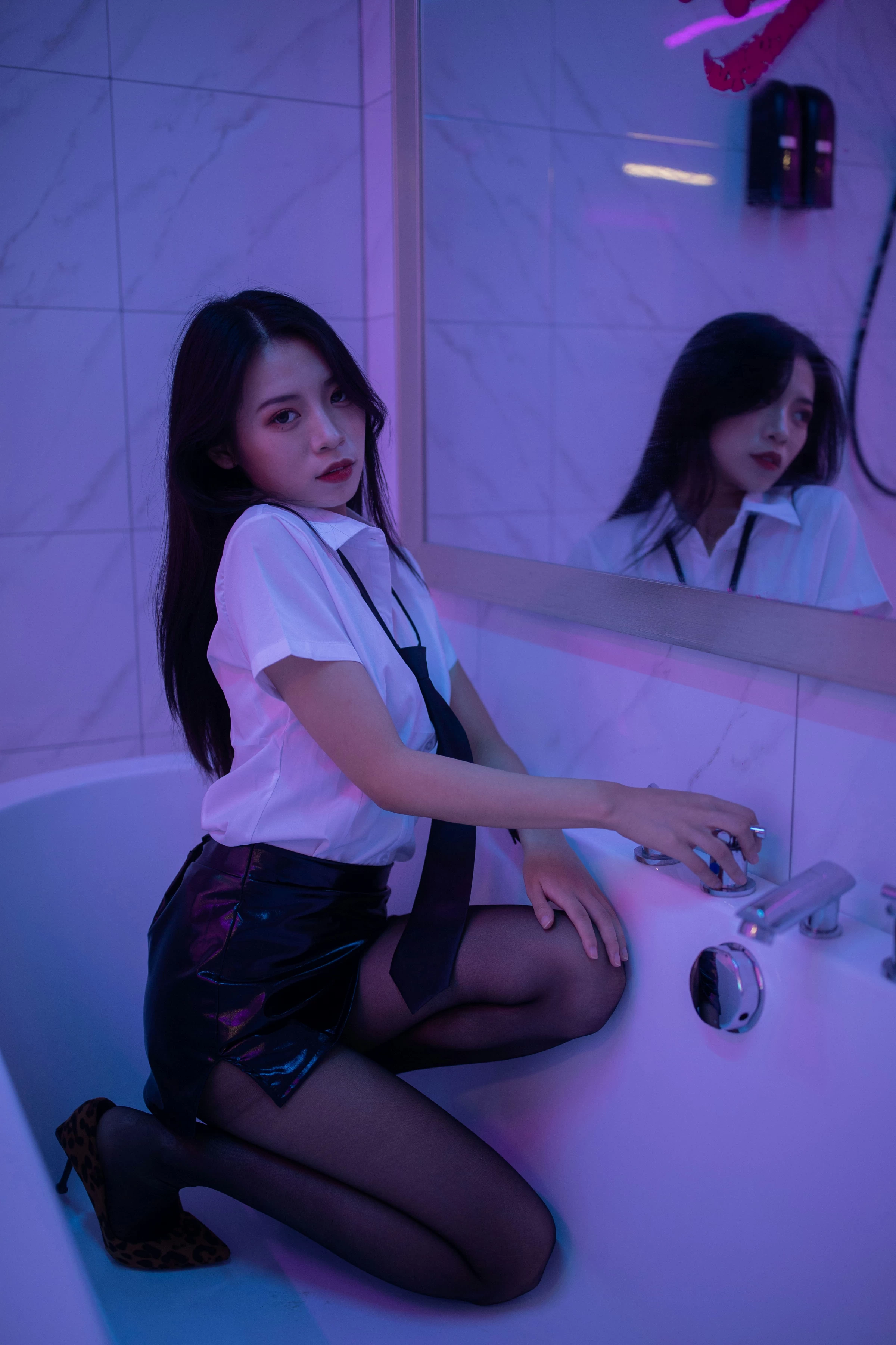 [YALAYI雅拉伊]NO.722 《霓虹甜心》 丽雅 白色衬衫与黑色短裙加黑丝美腿性感私房写真集第15张