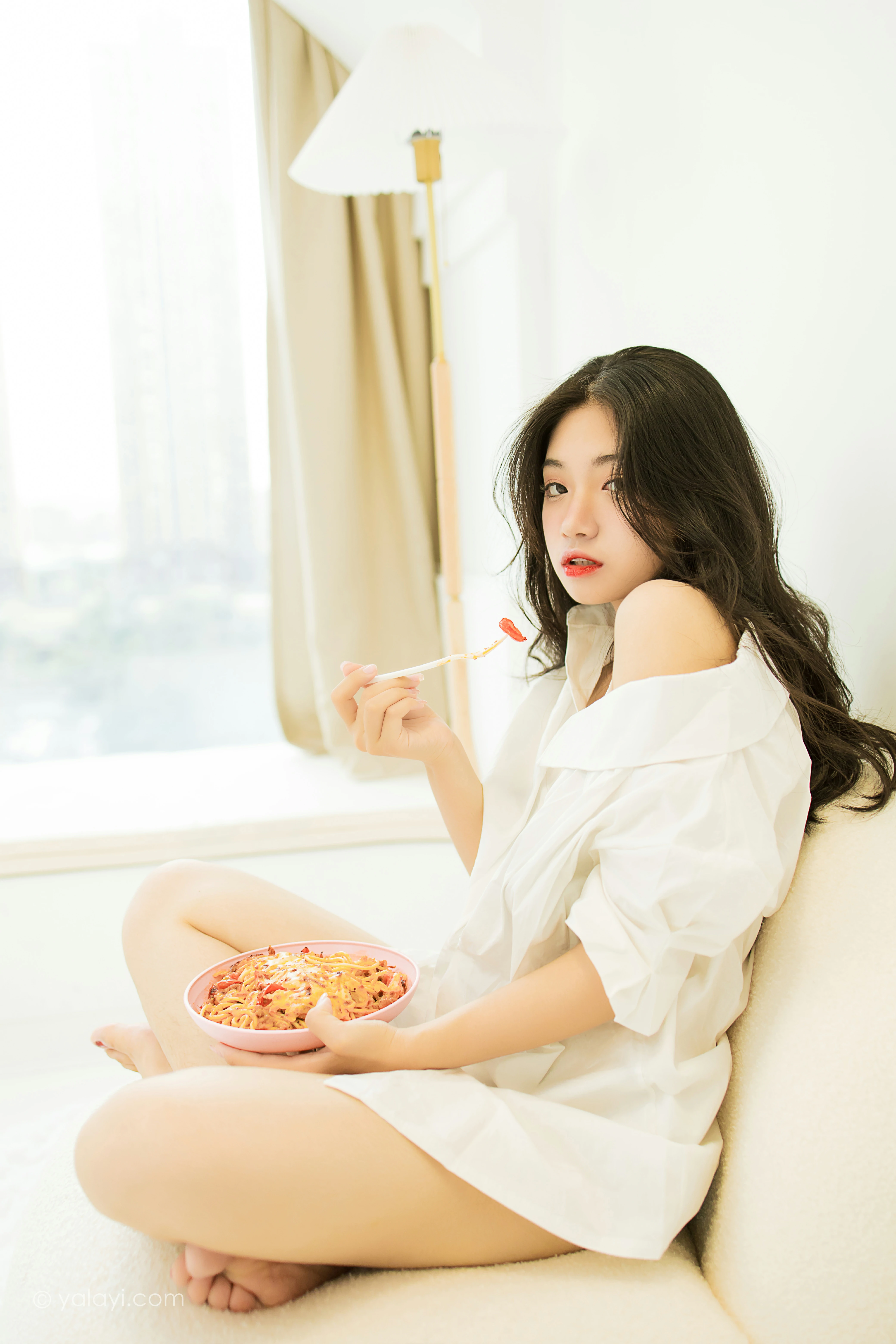 [YALAYI雅拉伊]NO.846 亲密爱人 孙小怡 白色衬衫加内衣性感私房写真集第11张