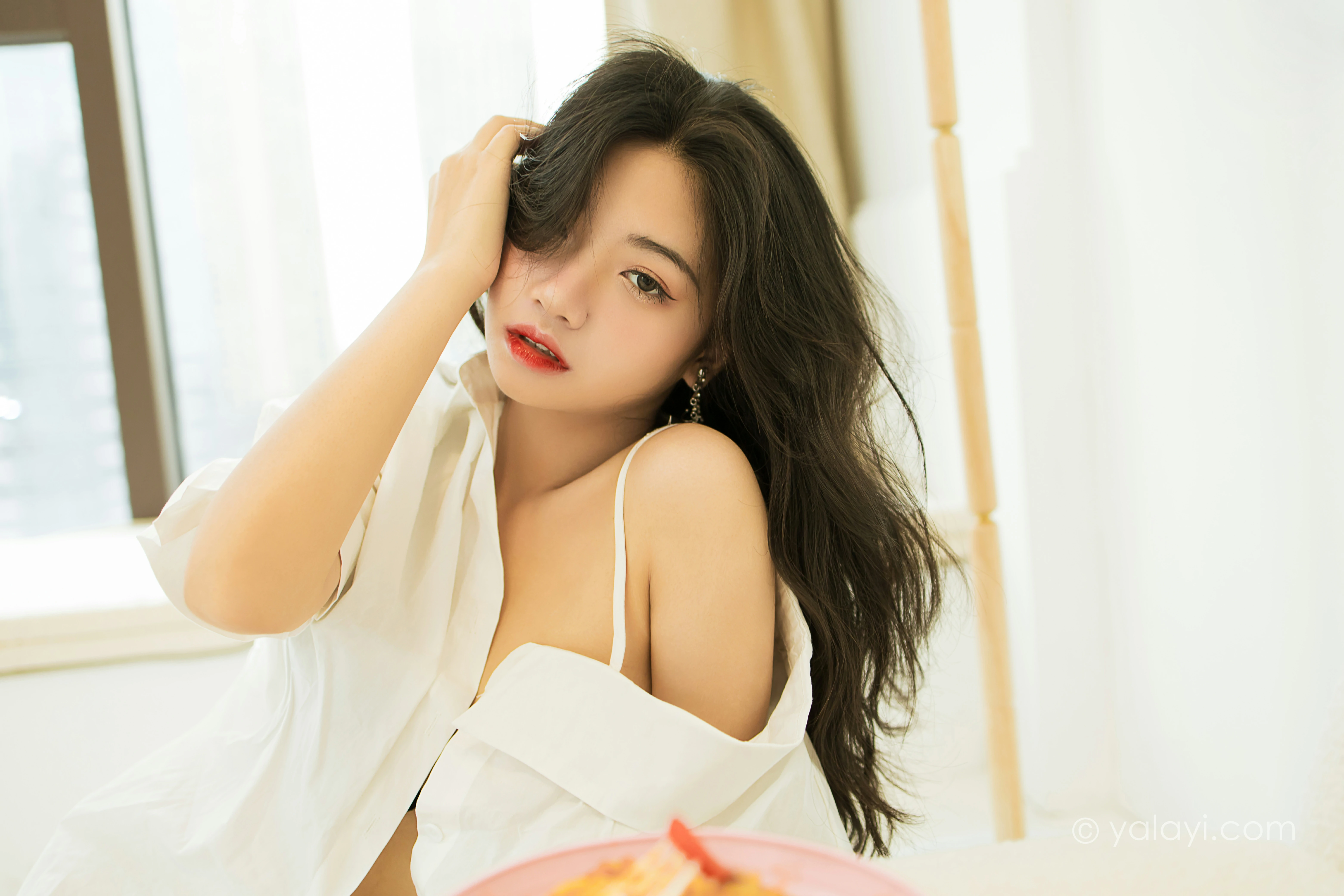 [YALAYI雅拉伊]NO.846 亲密爱人 孙小怡 白色衬衫加内衣性感私房写真集第12张