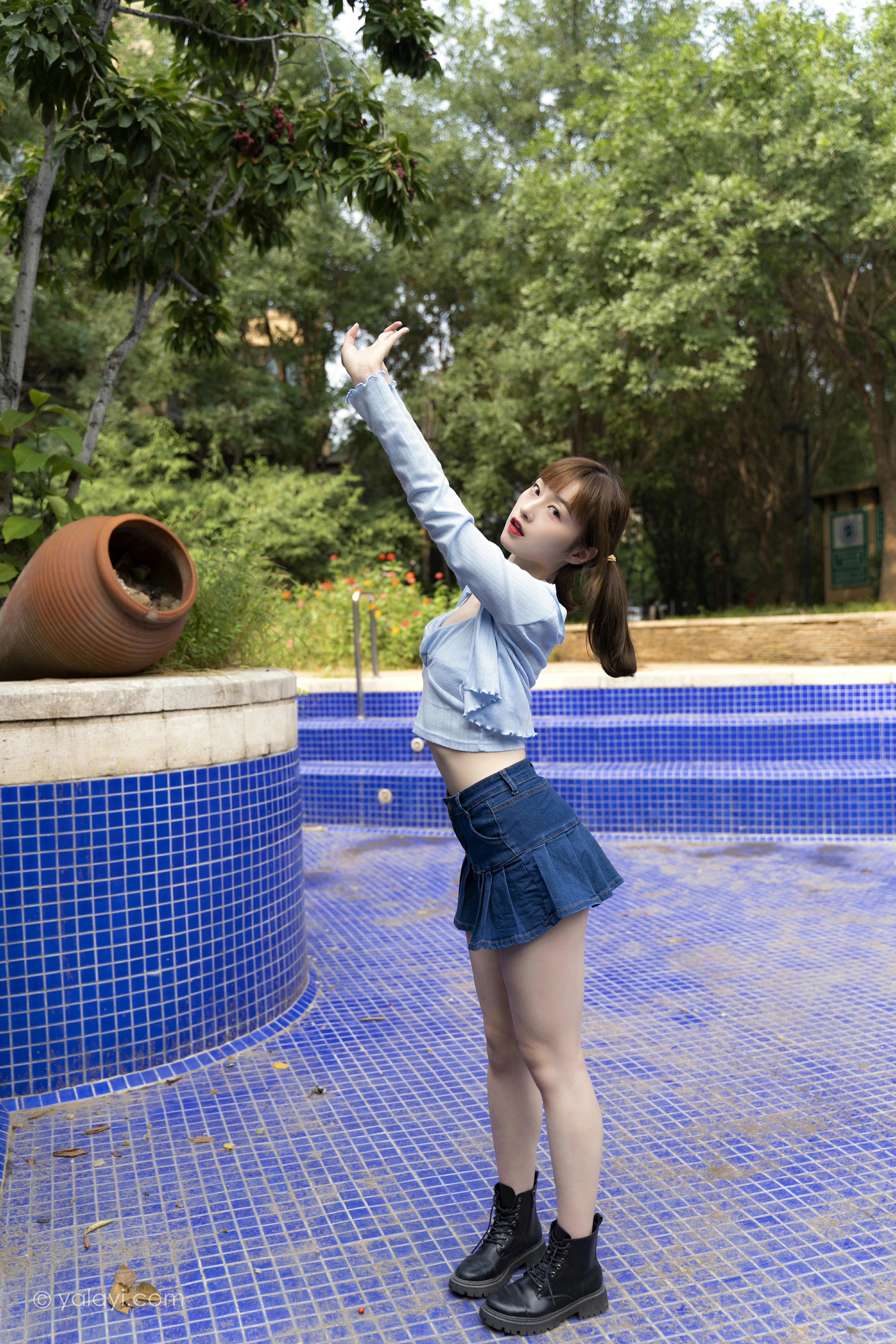 [YALAYI雅拉伊]NO.847 阳光下 京京 蓝色衬衫与小背心加牛仔短裙清纯可爱写真集第6张