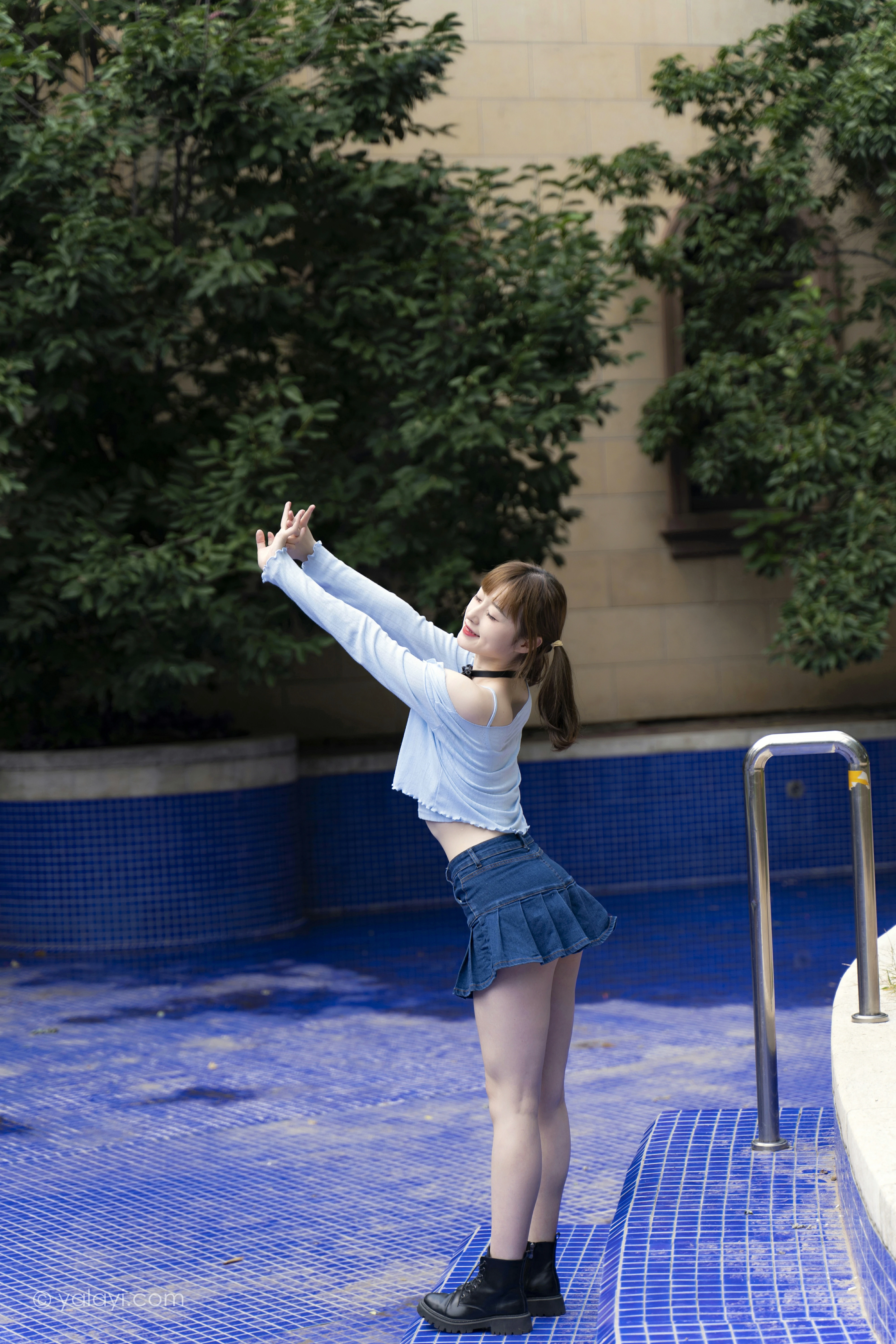 [YALAYI雅拉伊]NO.847 阳光下 京京 蓝色衬衫与小背心加牛仔短裙清纯可爱写真集第2张