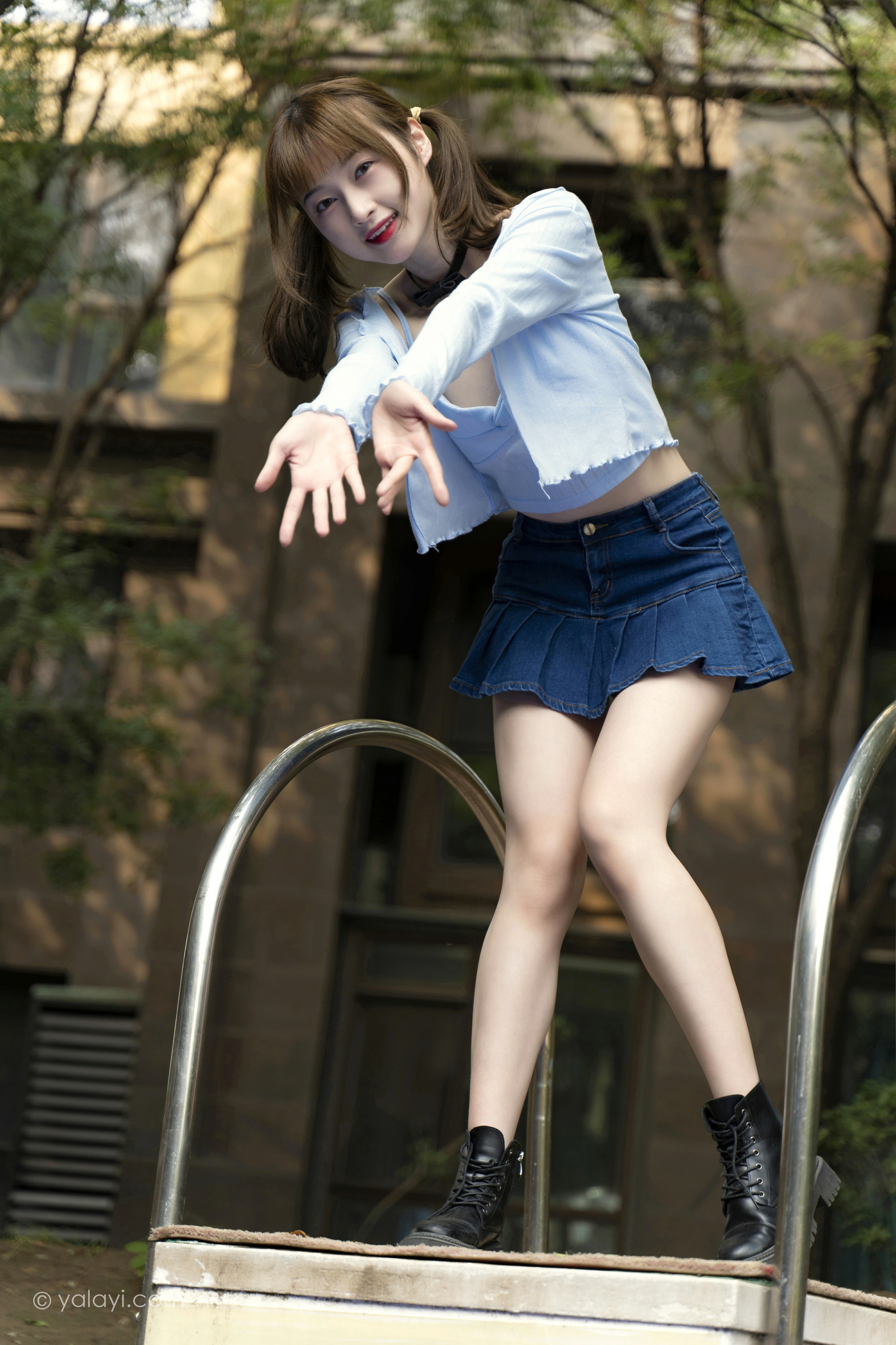 [YALAYI雅拉伊]NO.847 阳光下 京京 蓝色衬衫与小背心加牛仔短裙清纯可爱写真集第8张