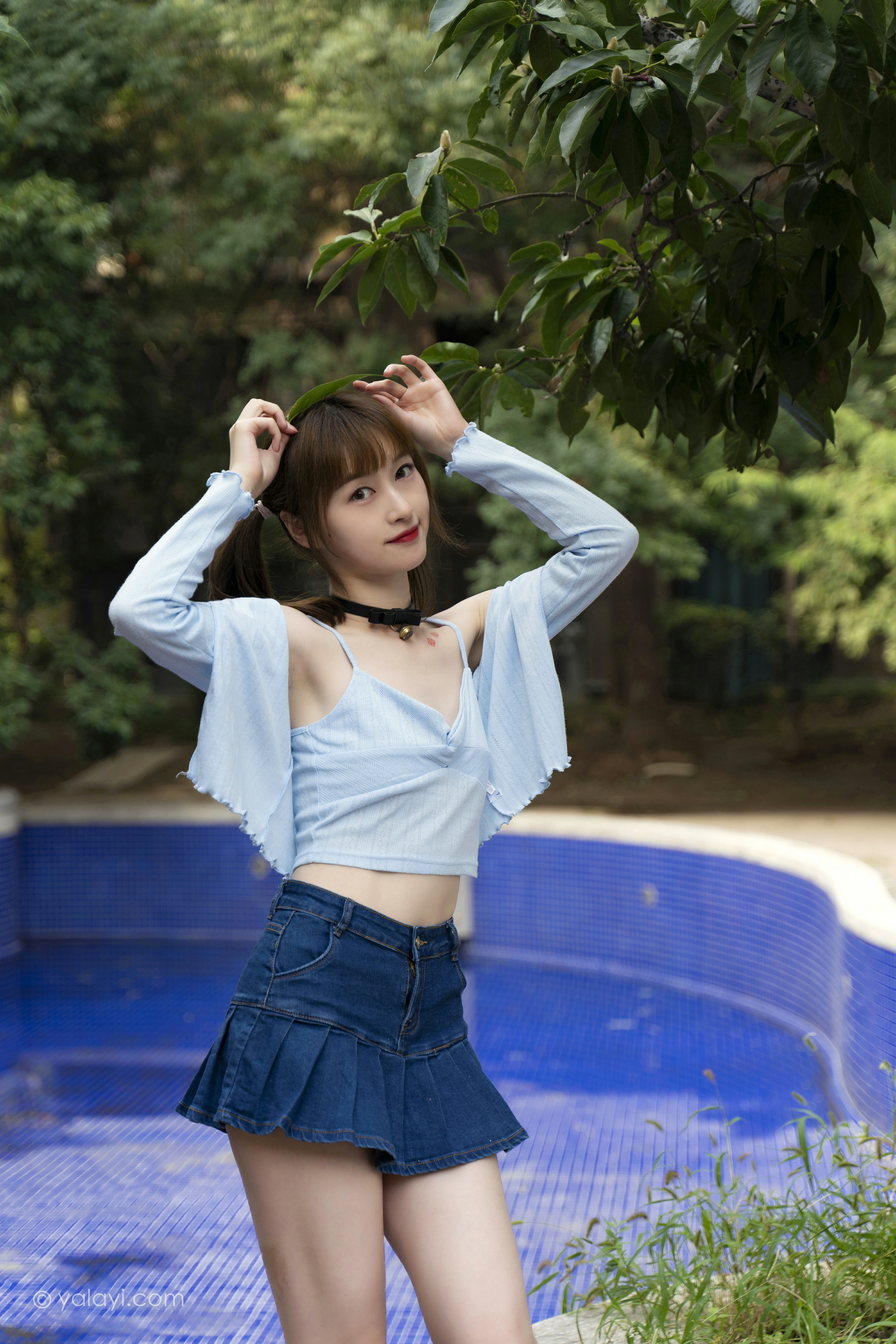 [YALAYI雅拉伊]NO.847 阳光下 京京 蓝色衬衫与小背心加牛仔短裙清纯可爱写真集第11张