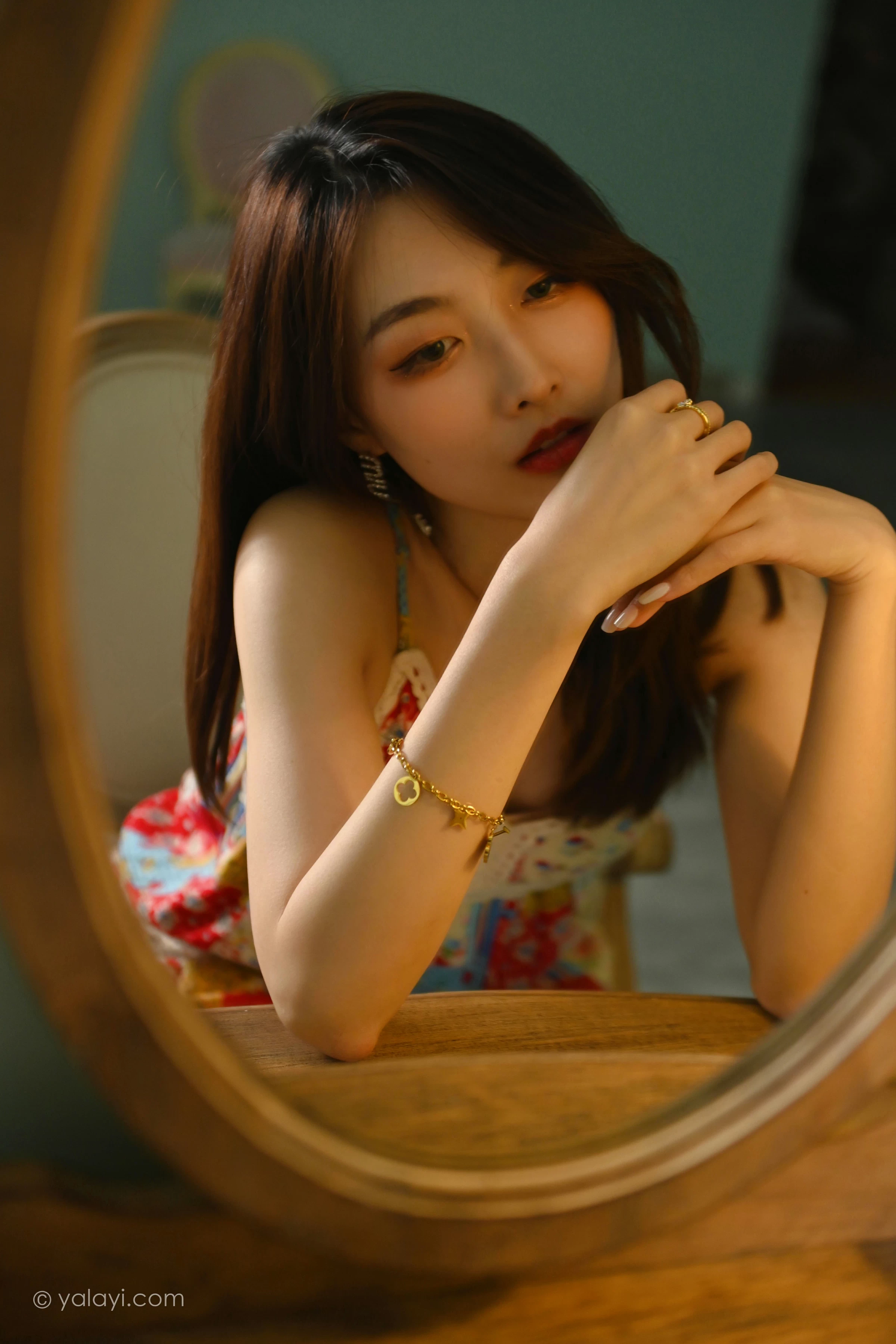 [YALAYI雅拉伊]2022.01.05 镜子里 佳佳 红色吊带连衣裙居家性感写真集第5张