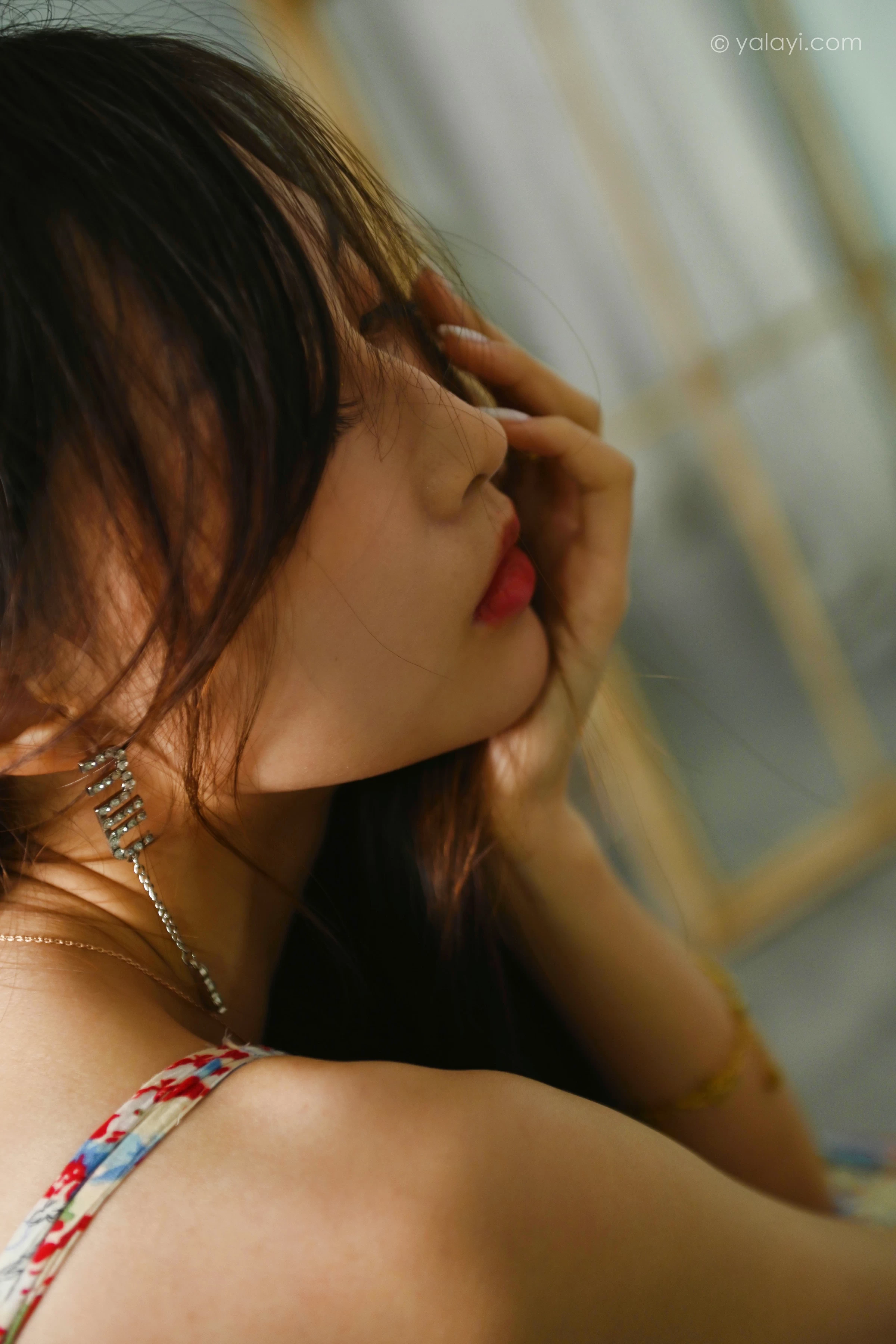 [YALAYI雅拉伊]2022.01.05 镜子里 佳佳 红色吊带连衣裙居家性感写真集第6张