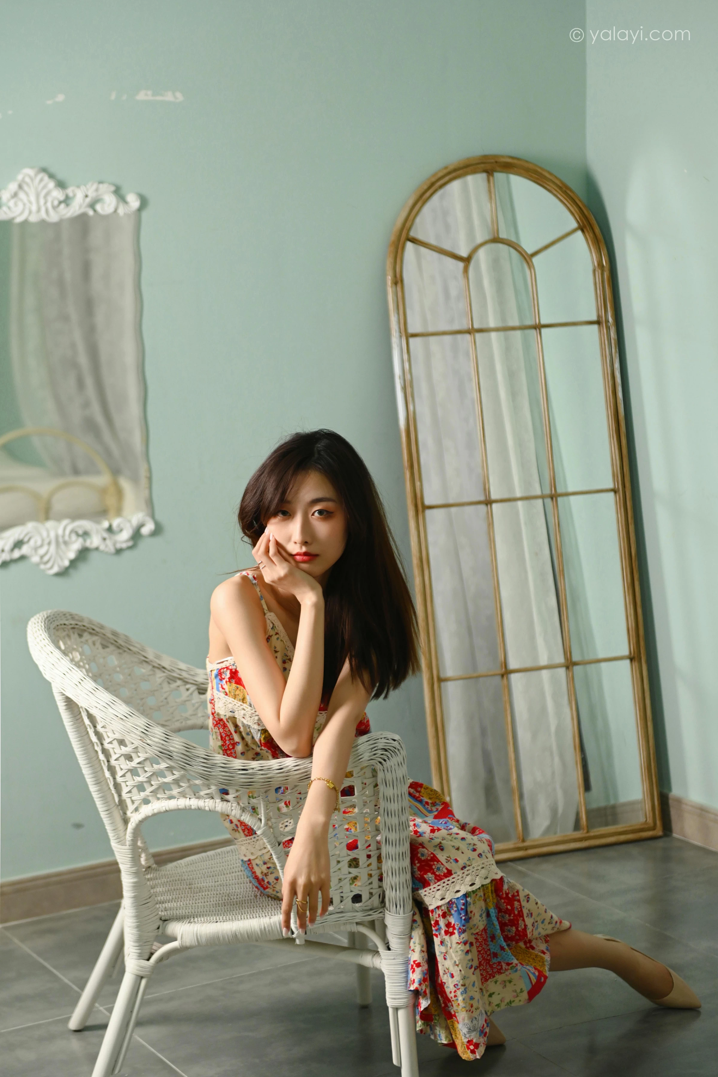 [YALAYI雅拉伊]2022.01.05 镜子里 佳佳 红色吊带连衣裙居家性感写真集第8张