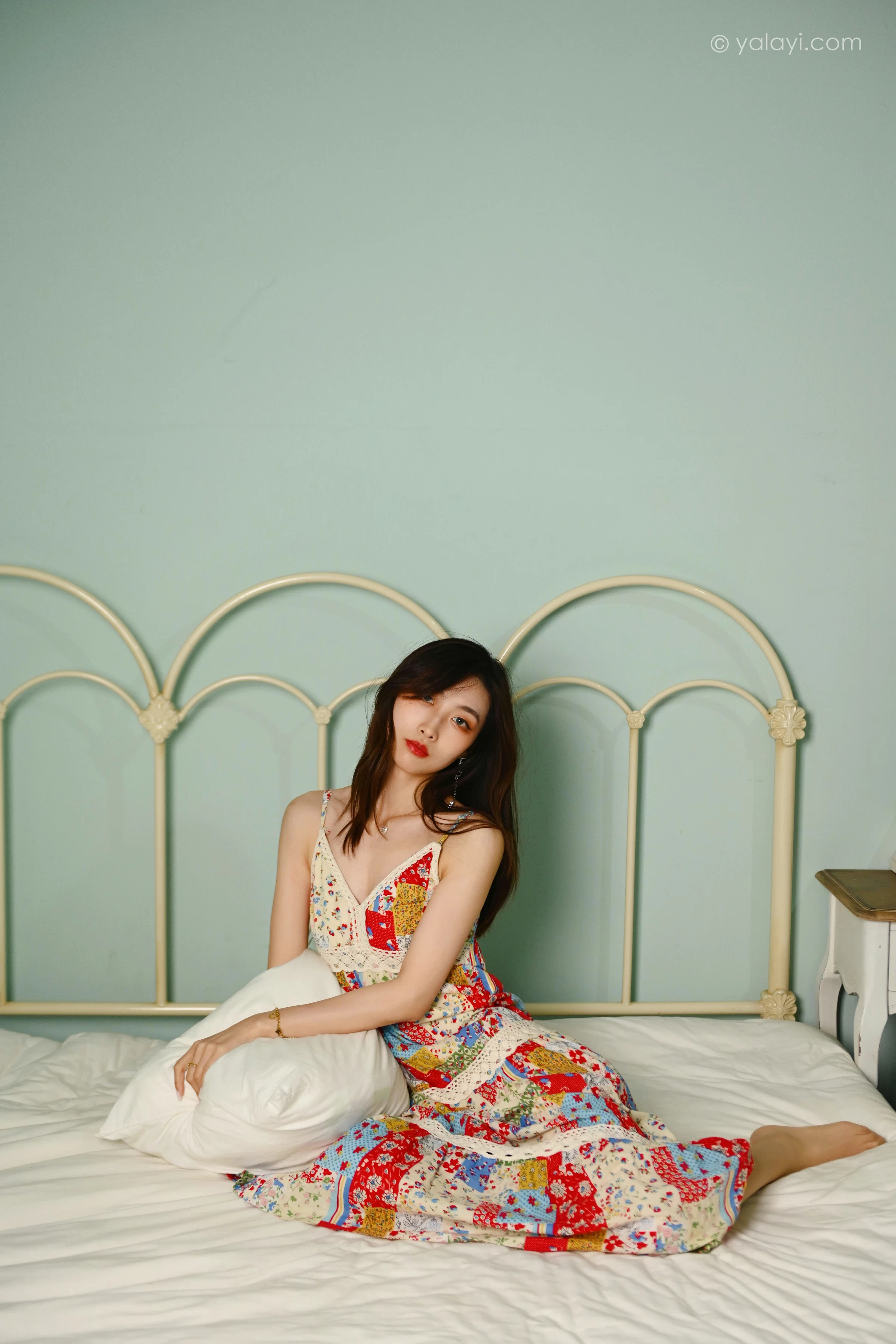 [YALAYI雅拉伊]2022.01.05 镜子里 佳佳 红色吊带连衣裙居家性感写真集第12张