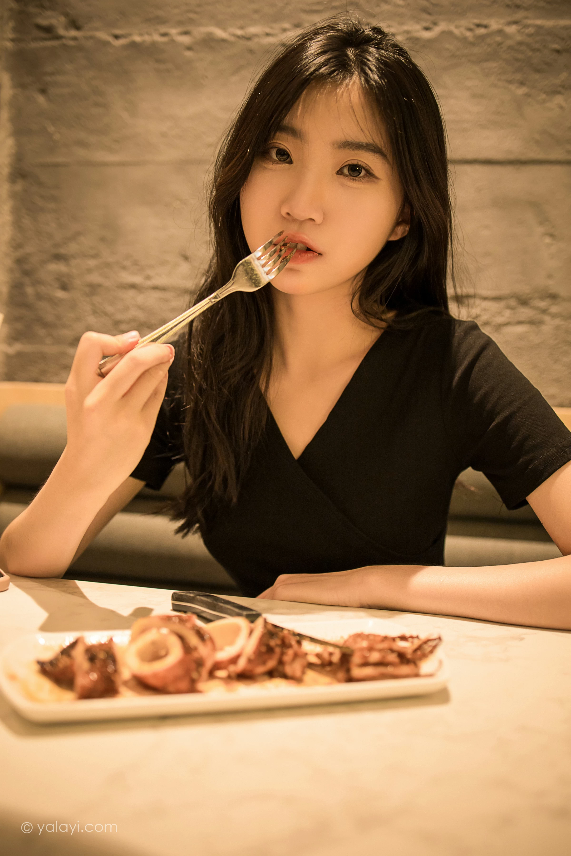 [YALAYI雅拉伊]2022.01.10 梦见前女友 小乔 黑色连衣裙加黑丝美腿性感写真集第2张