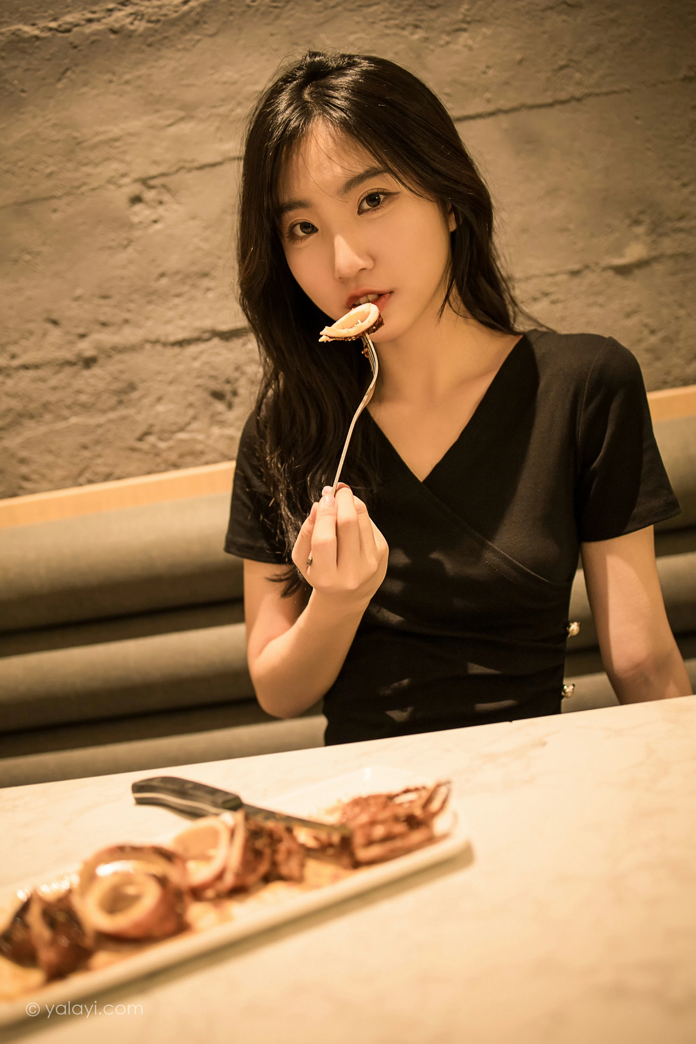 [YALAYI雅拉伊]2022.01.10 梦见前女友 小乔 黑色连衣裙加黑丝美腿性感写真集第3张