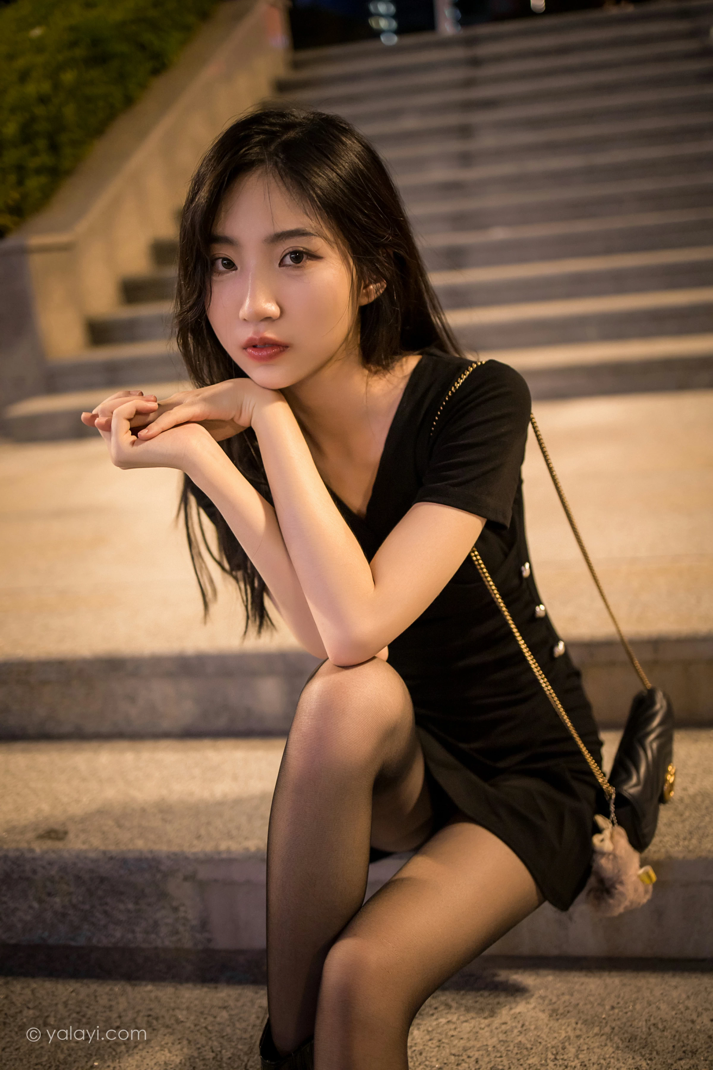 [YALAYI雅拉伊]2022.01.10 梦见前女友 小乔 黑色连衣裙加黑丝美腿性感写真集第13张