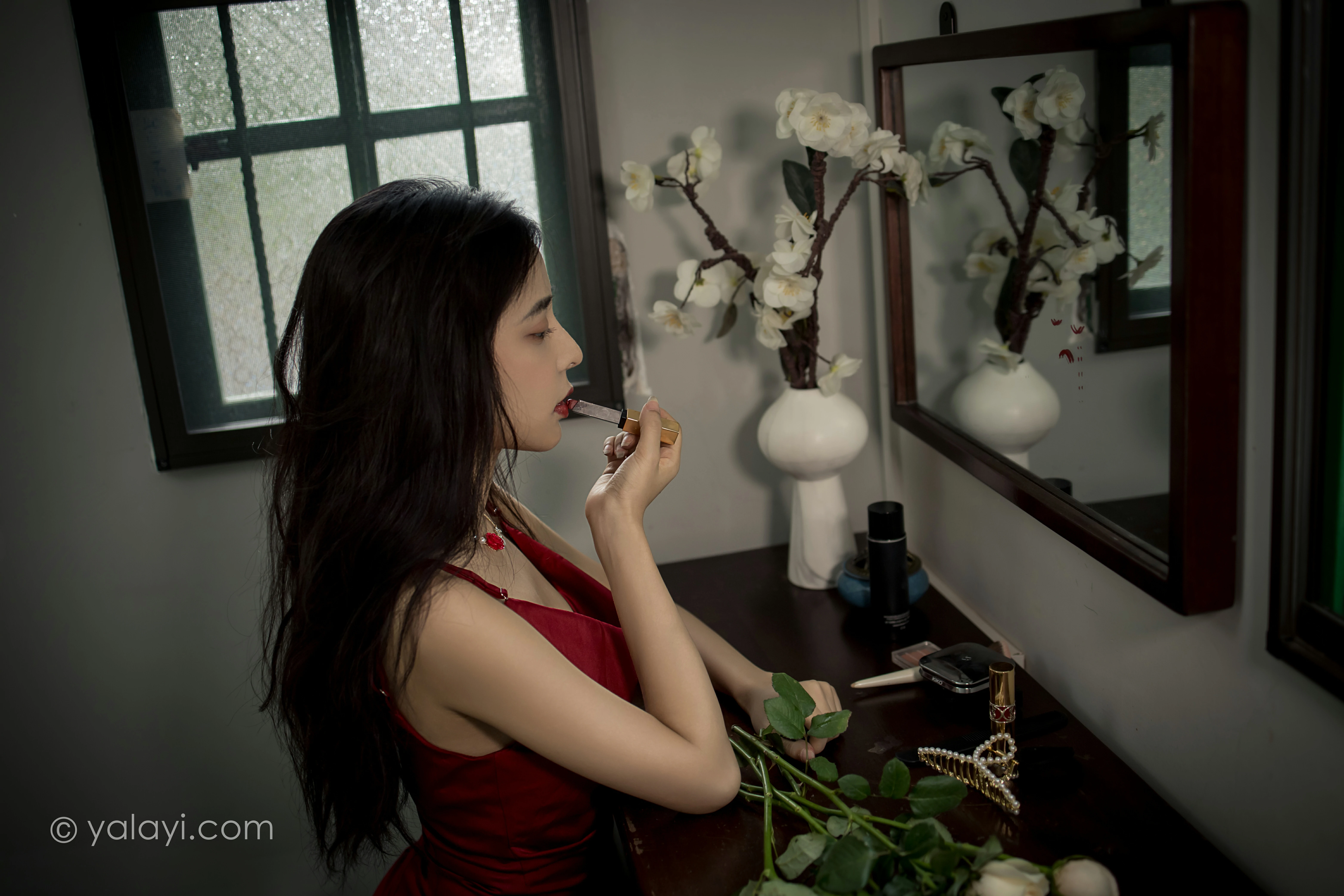 [YALAYI雅拉伊]NO.848 红颜 诗咏 红色吊带连衣裙居家性感写真集第3张