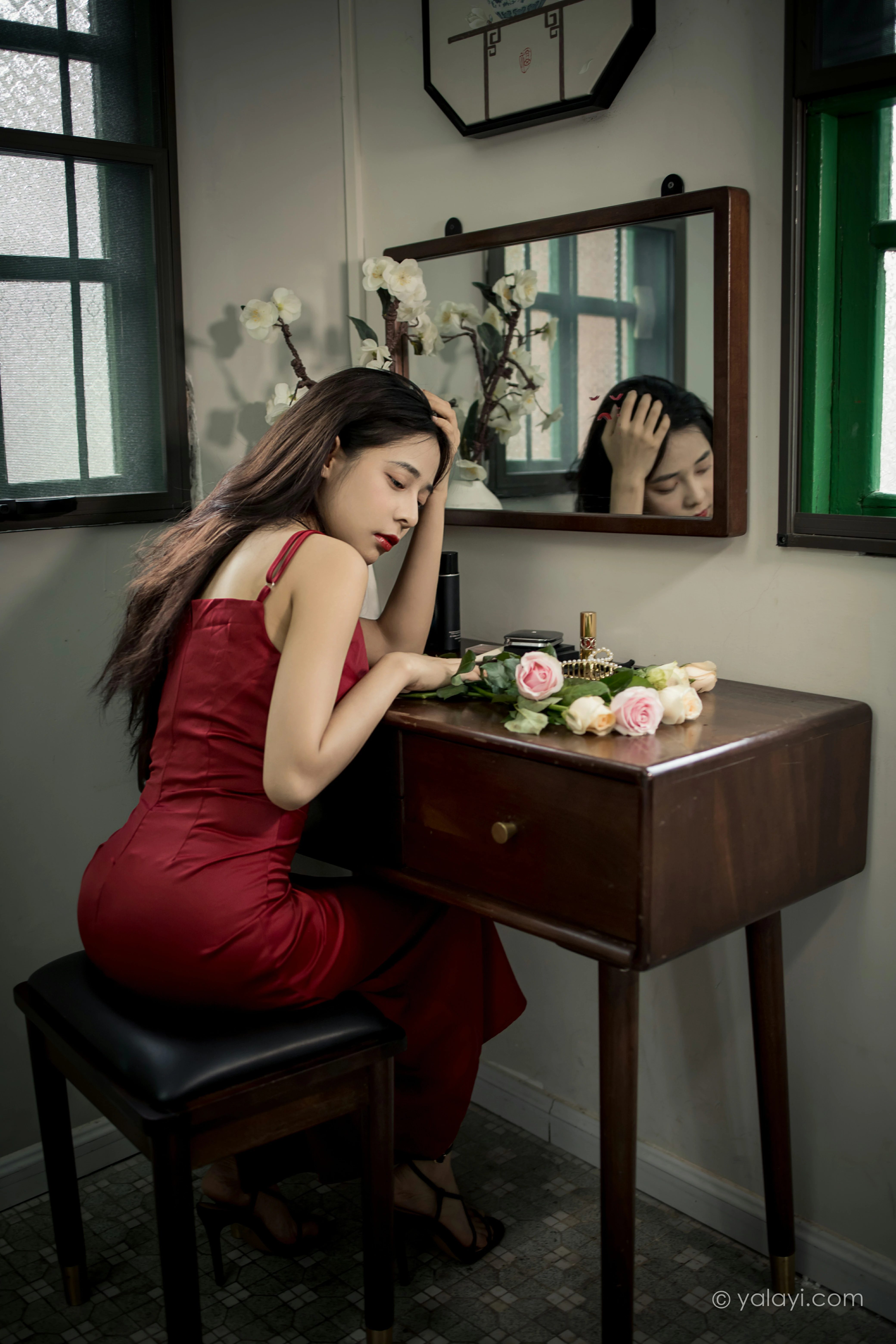 [YALAYI雅拉伊]NO.848 红颜 诗咏 红色吊带连衣裙居家性感写真集第5张