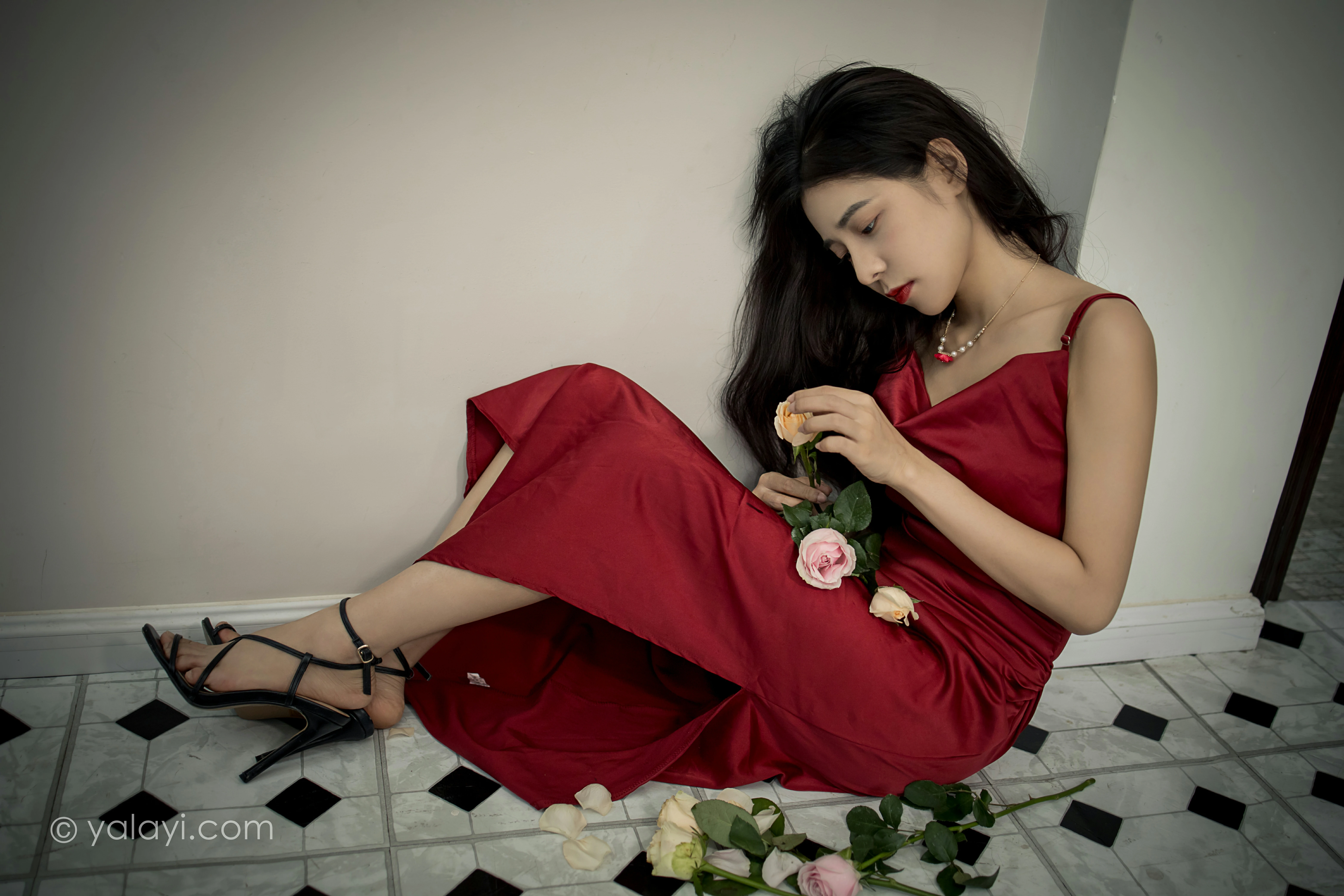 [YALAYI雅拉伊]NO.848 红颜 诗咏 红色吊带连衣裙居家性感写真集第8张