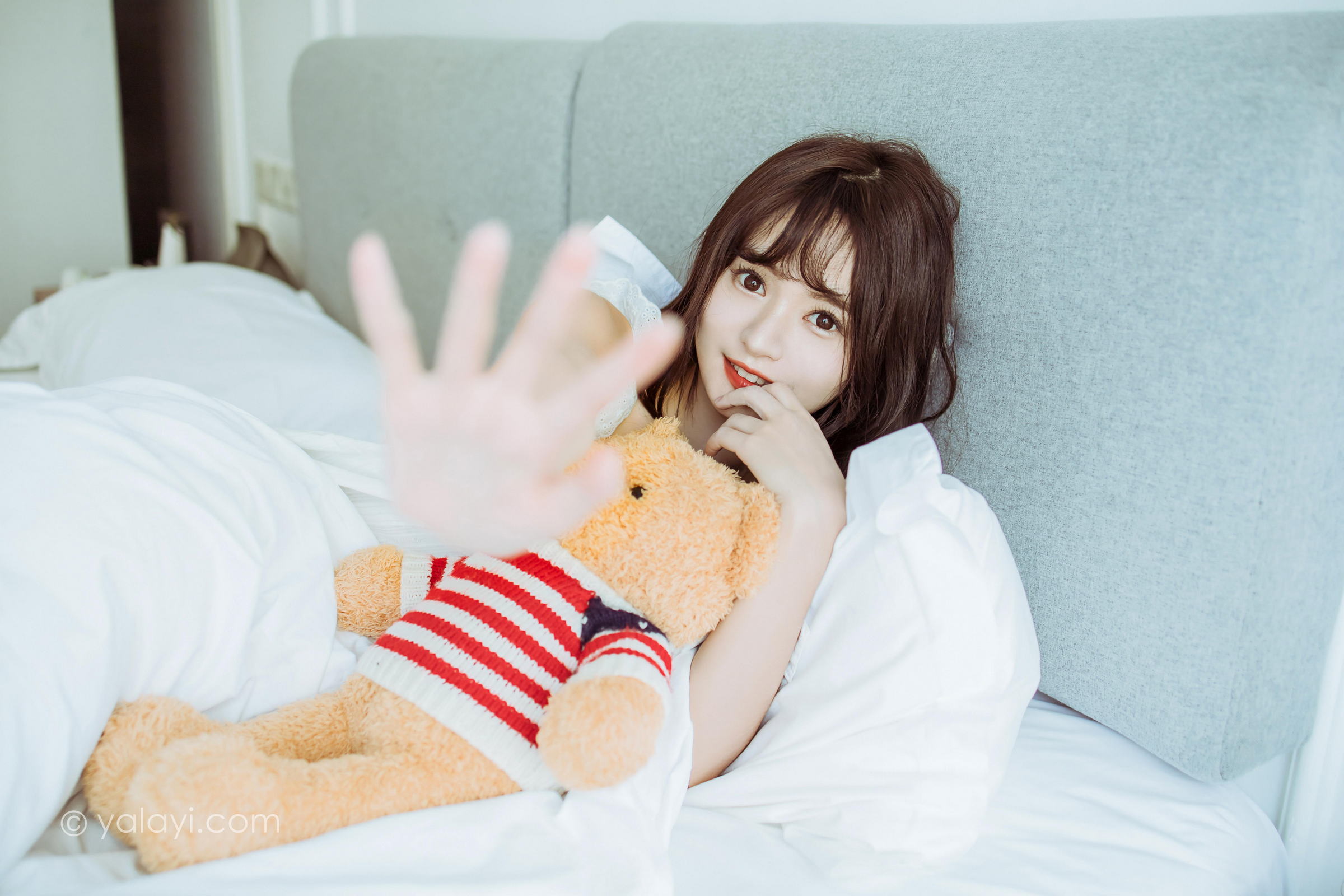 [YALAYI雅拉伊]2022.09.09 静思 小亭 白色蕾丝连衣裙与美腿玉足居家清纯写真集第2张