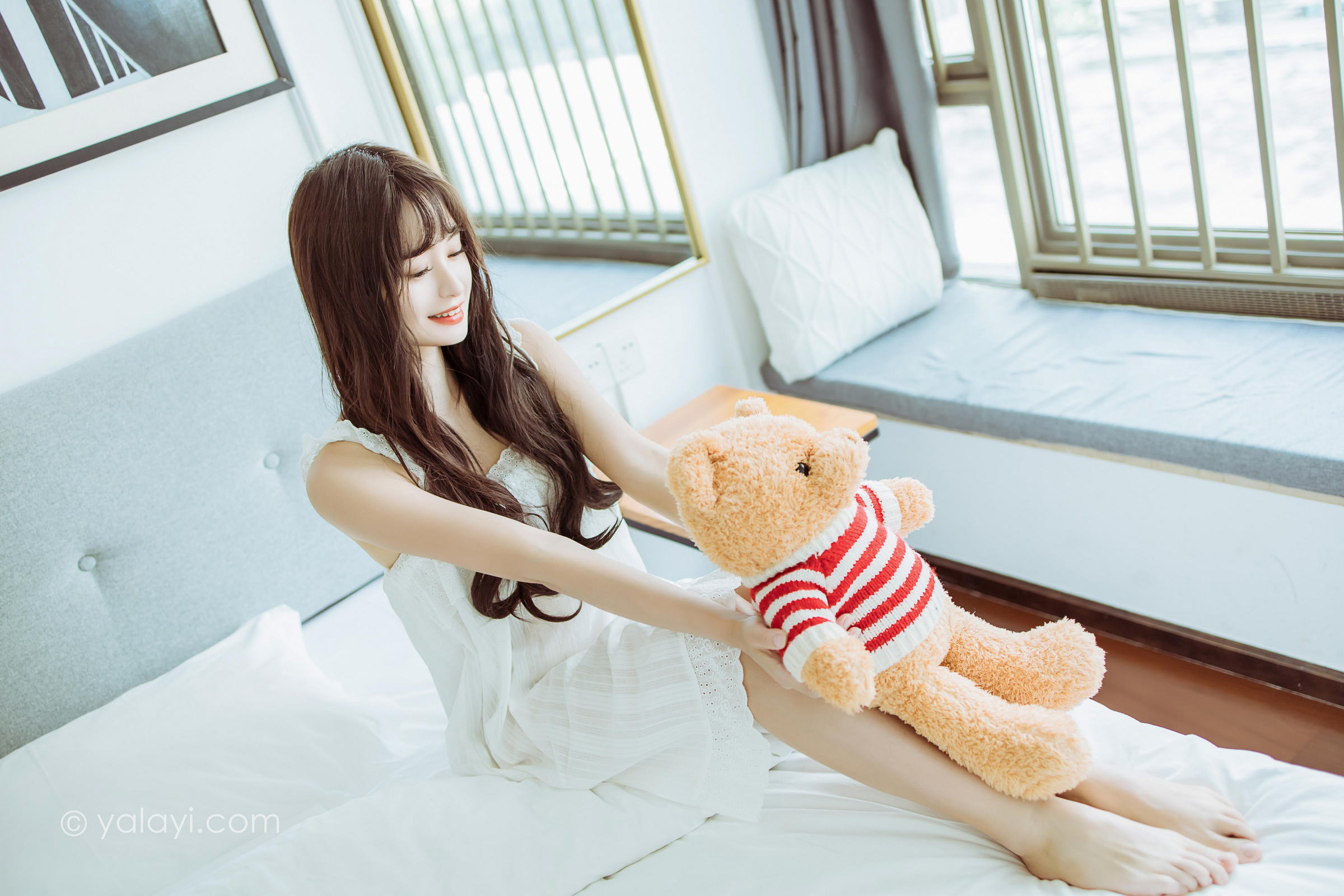 [YALAYI雅拉伊]2022.09.09 静思 小亭 白色蕾丝连衣裙与美腿玉足居家清纯写真集第5张