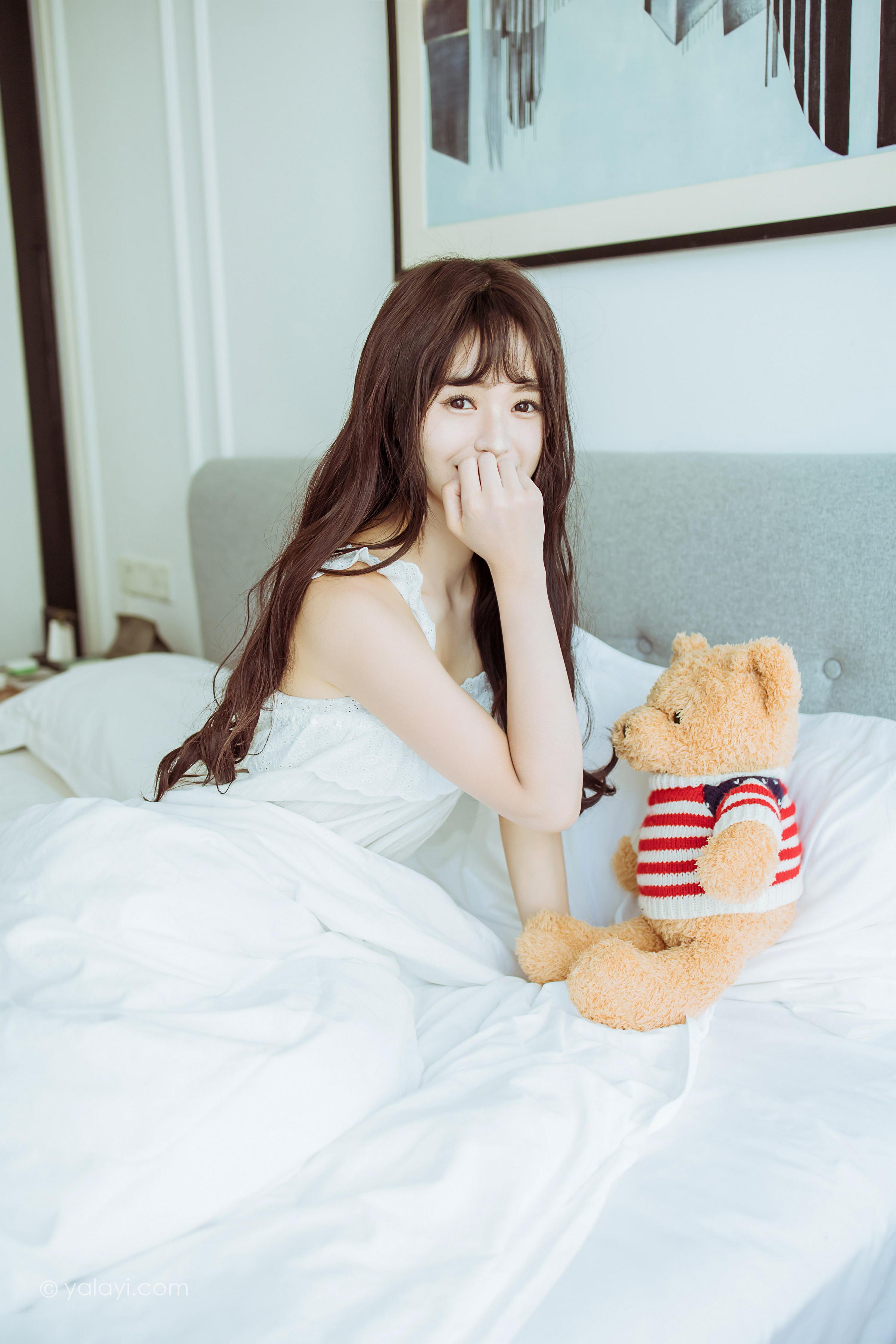 [YALAYI雅拉伊]2022.09.09 静思 小亭 白色蕾丝连衣裙与美腿玉足居家清纯写真集第2张