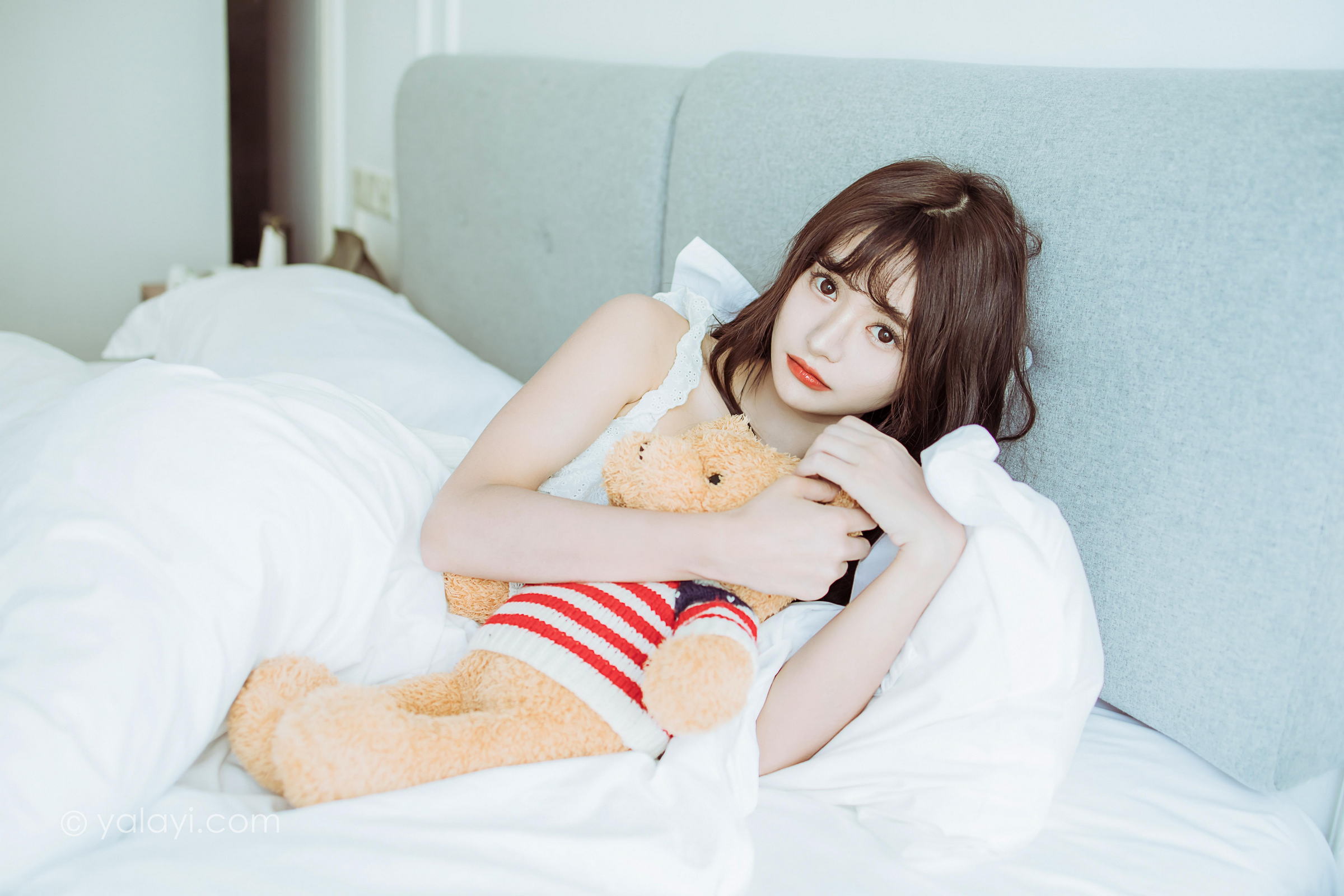 [YALAYI雅拉伊]2022.09.09 静思 小亭 白色蕾丝连衣裙与美腿玉足居家清纯写真集第1张