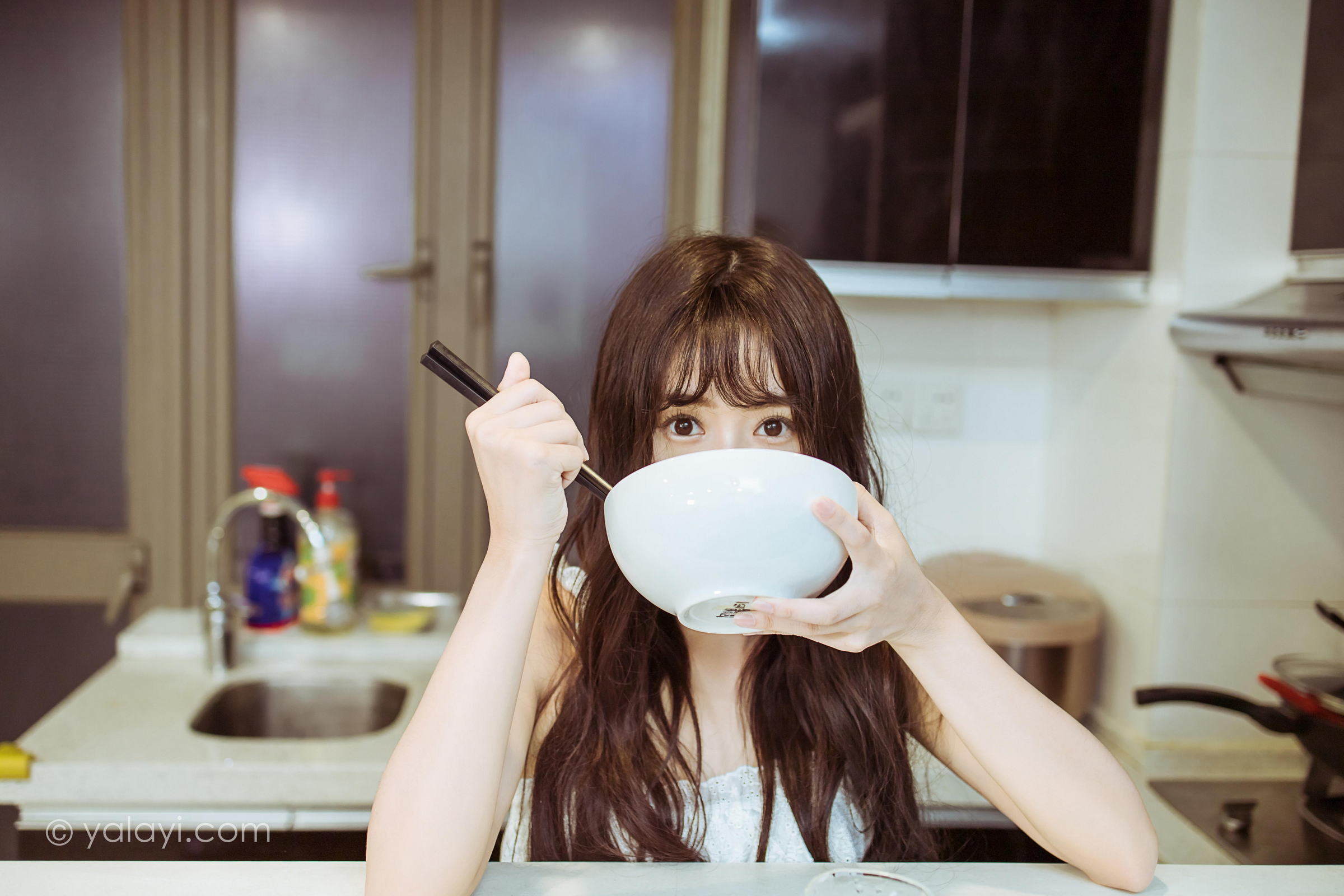 [YALAYI雅拉伊]2022.09.09 静思 小亭 白色蕾丝连衣裙与美腿玉足居家清纯写真集第10张