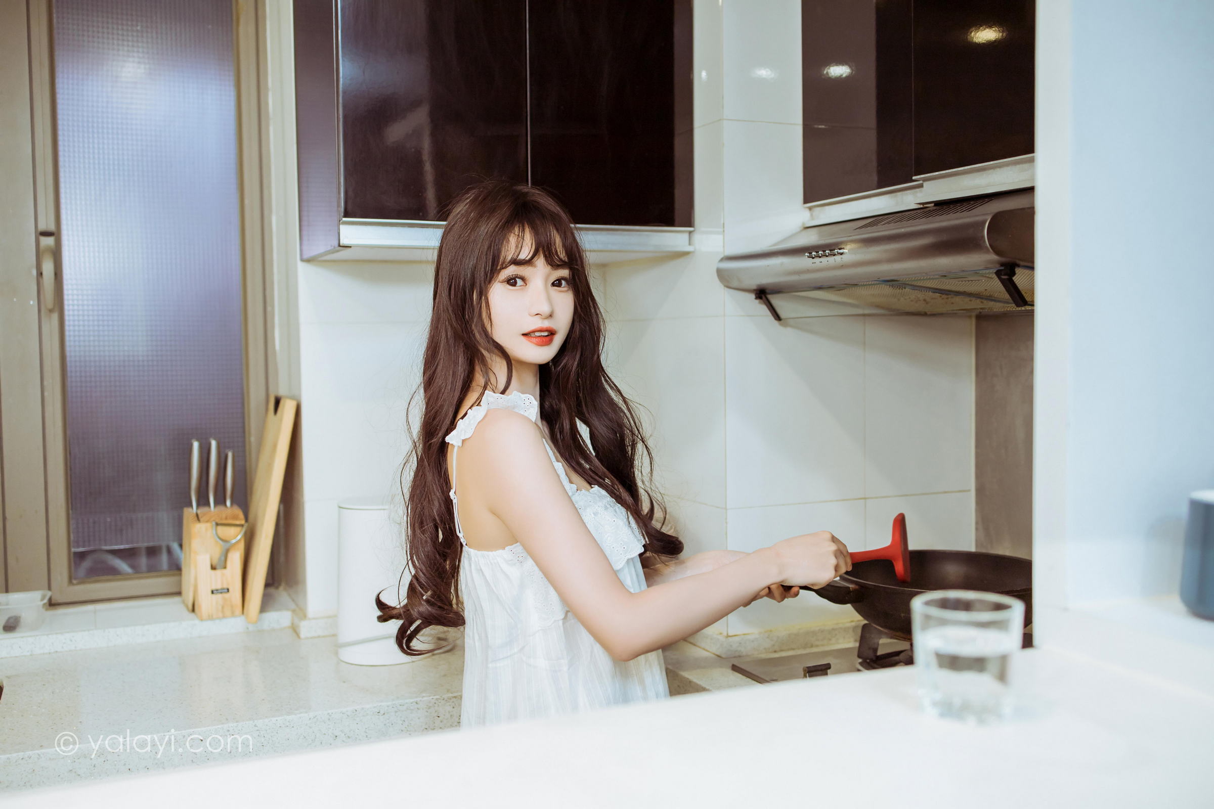 [YALAYI雅拉伊]2022.09.09 静思 小亭 白色蕾丝连衣裙与美腿玉足居家清纯写真集第12张