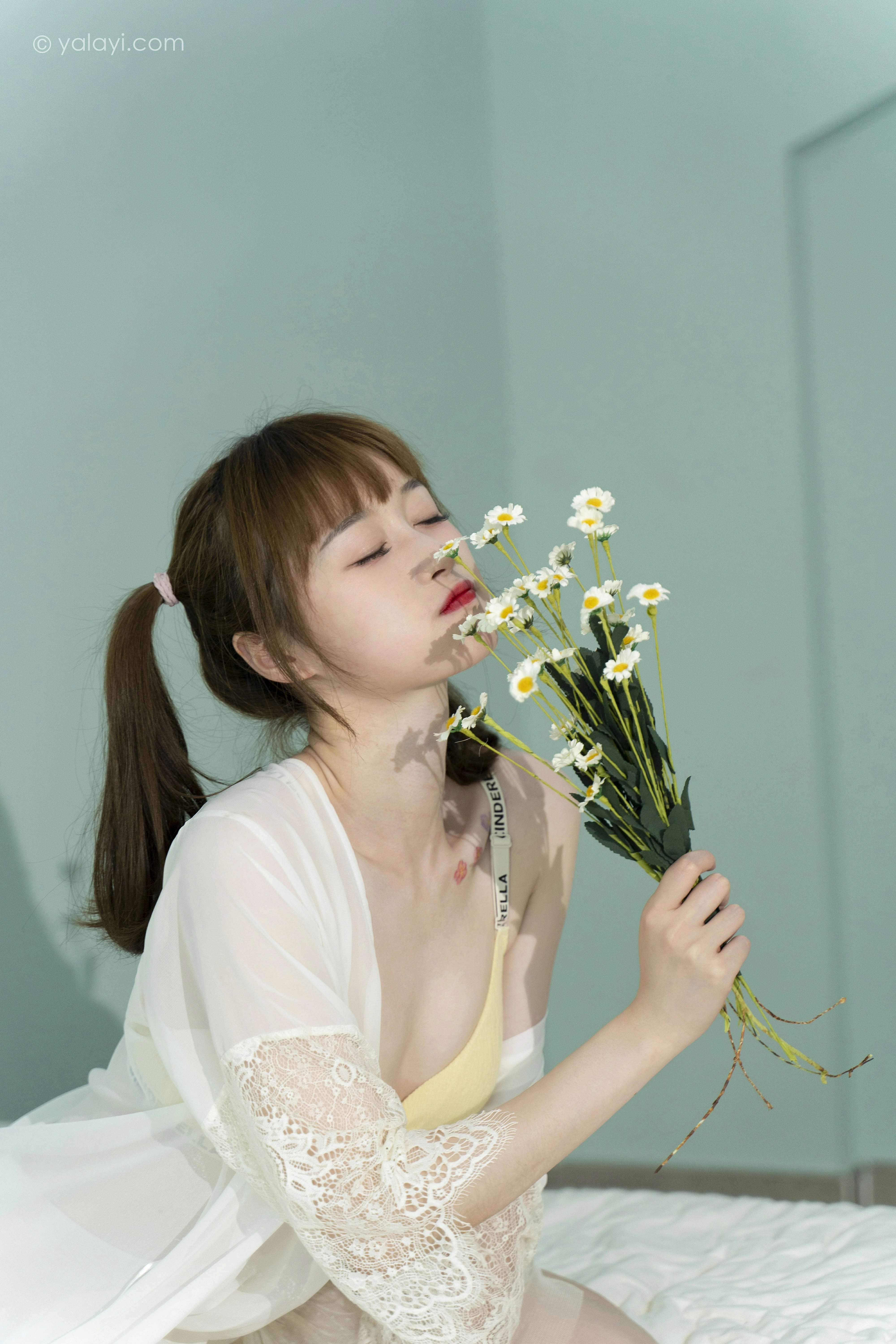 [YALAYI雅拉伊]NO.849 花漾裙裙 京京 白色透视睡衣与短裙加黄色内衣性感写真集第9张