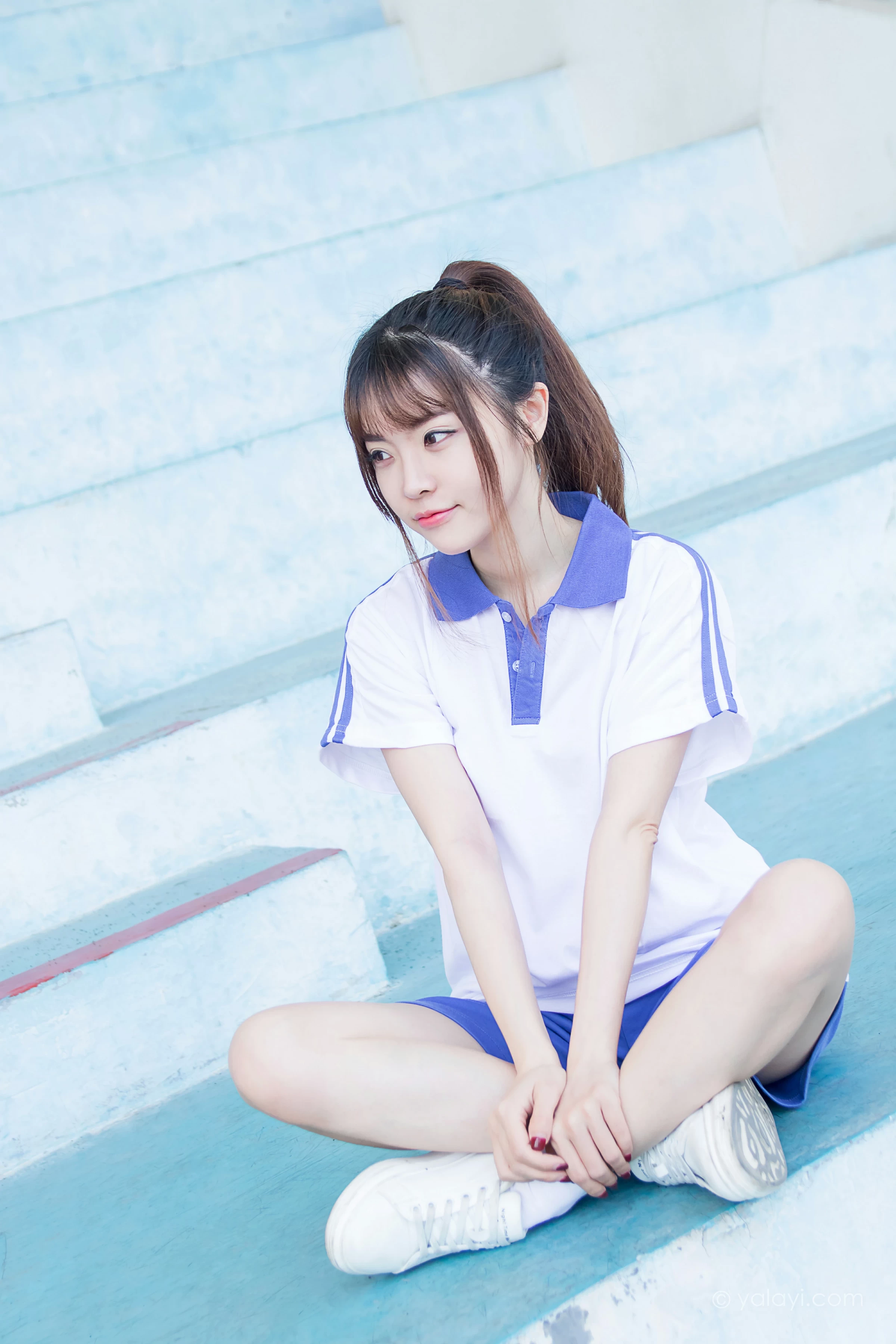[YALAYI雅拉伊]NO.731 《那些年》 阳阳 白色短袖校服加蓝色短裤私房写真集第4张