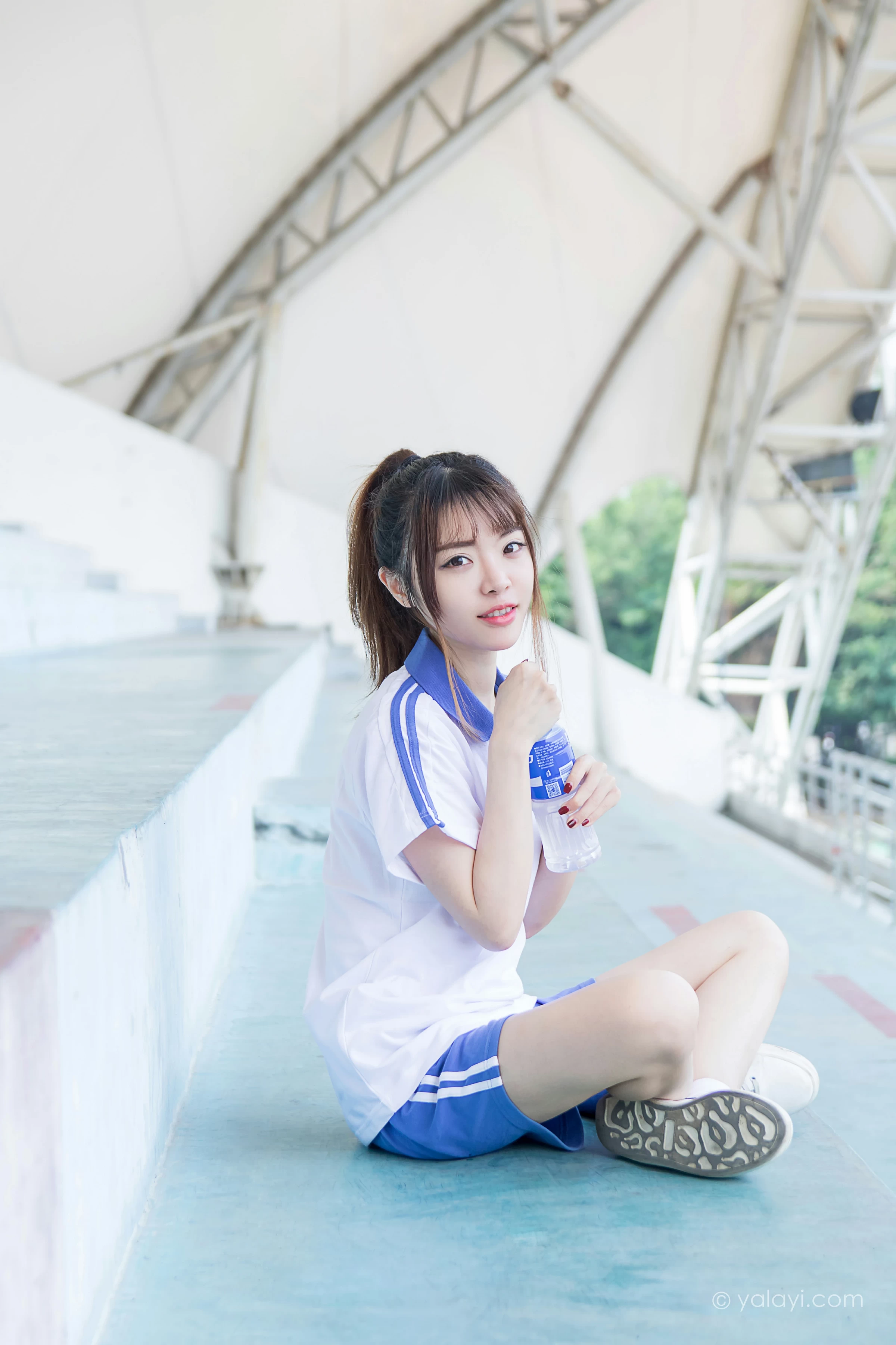 [YALAYI雅拉伊]NO.731 《那些年》 阳阳 白色短袖校服加蓝色短裤私房写真集第6张