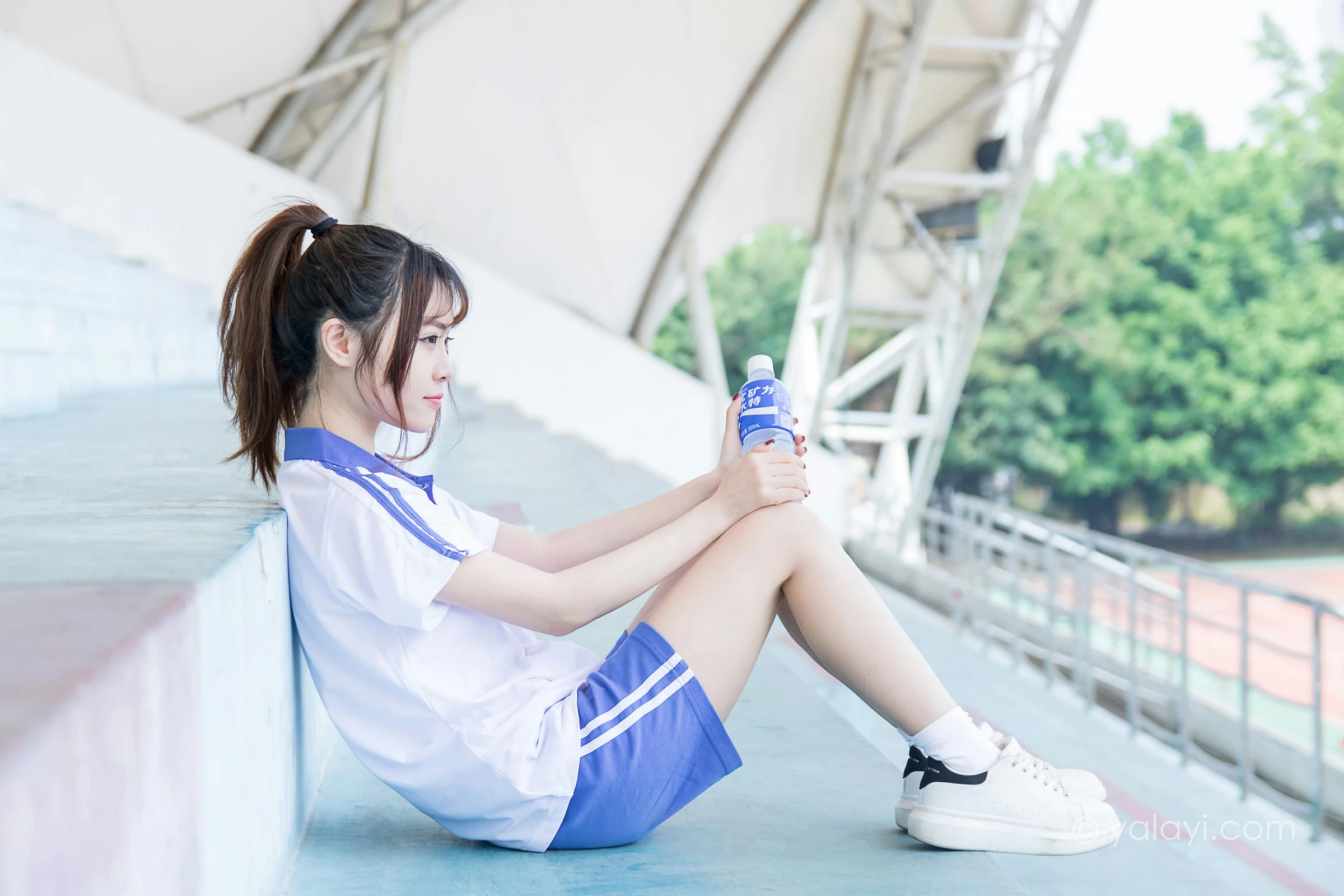 [YALAYI雅拉伊]NO.731 《那些年》 阳阳 白色短袖校服加蓝色短裤私房写真集第6张