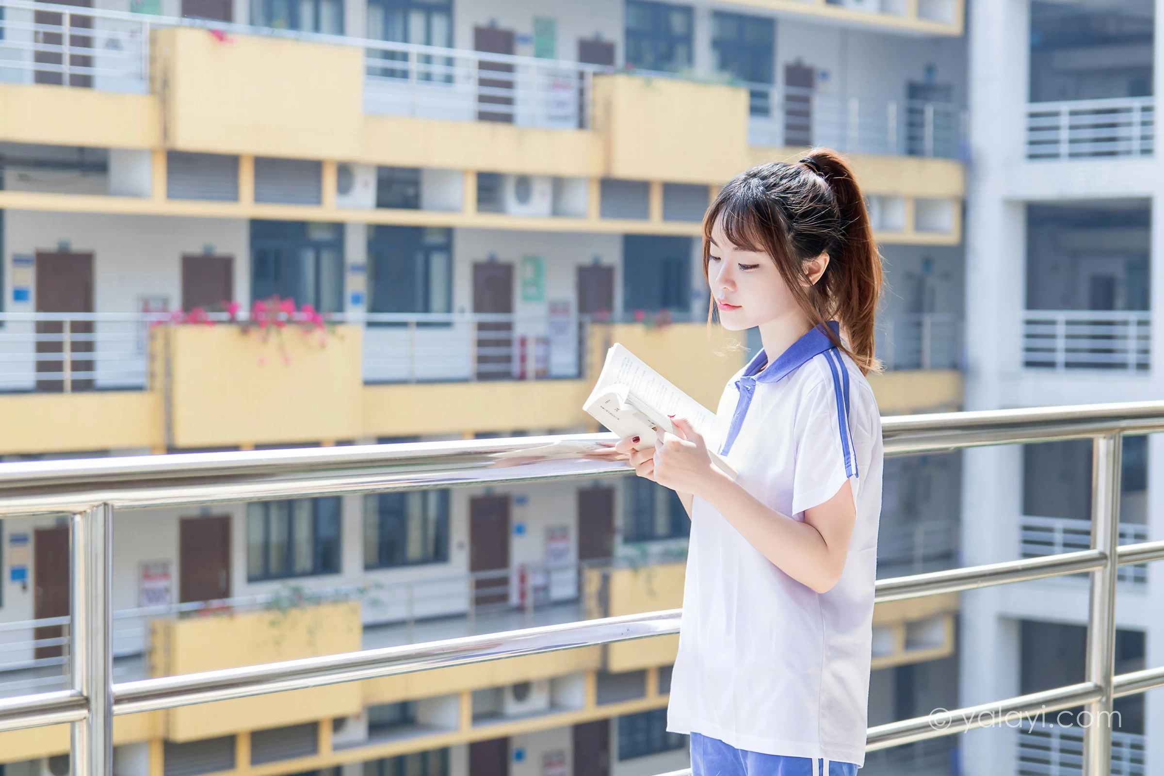 [YALAYI雅拉伊]NO.731 《那些年》 阳阳 白色短袖校服加蓝色短裤私房写真集第10张