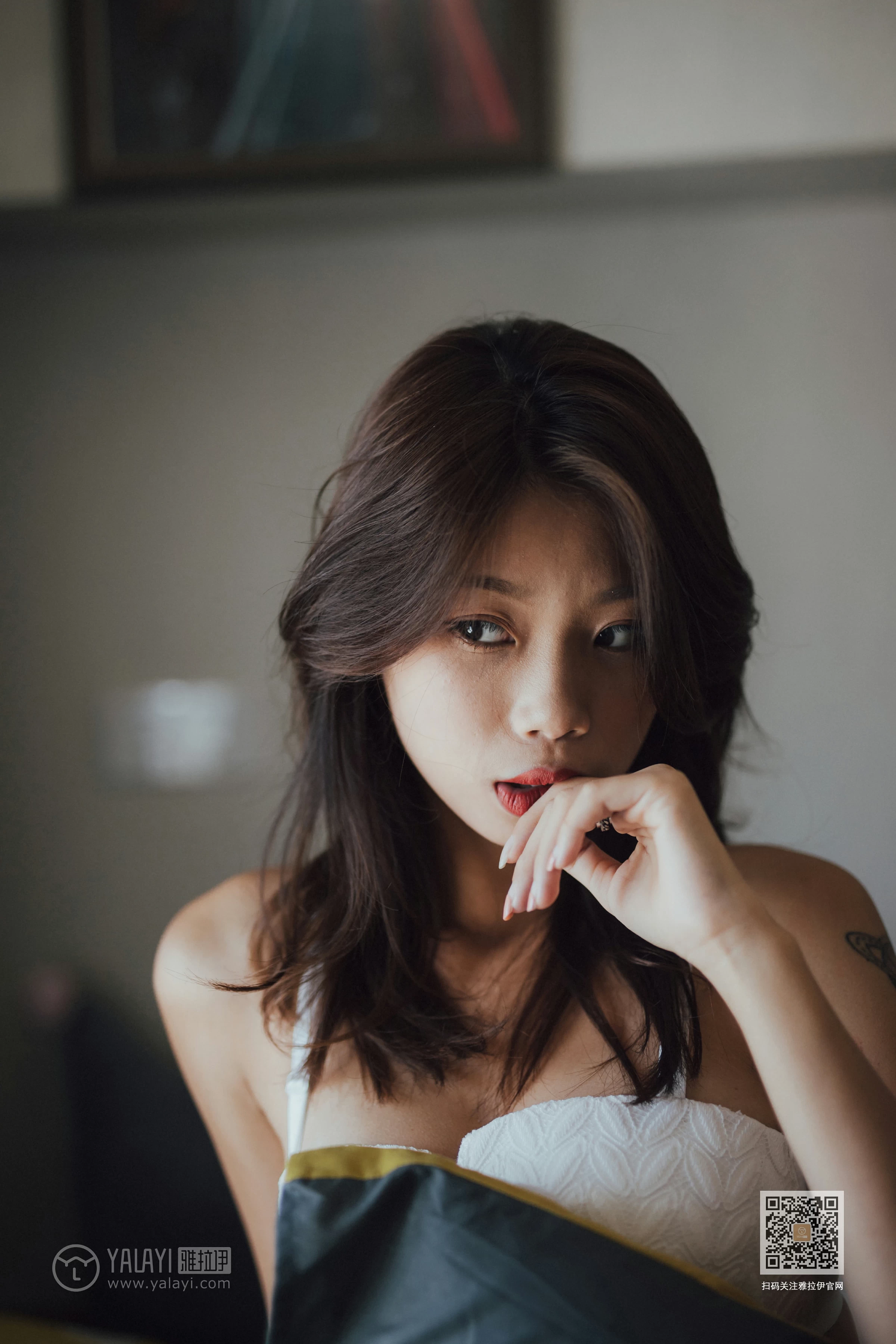[YALAYI雅拉伊]Vol.448 靡靡之音 静初 白色蕾丝内衣居家性感私房写真集第4张