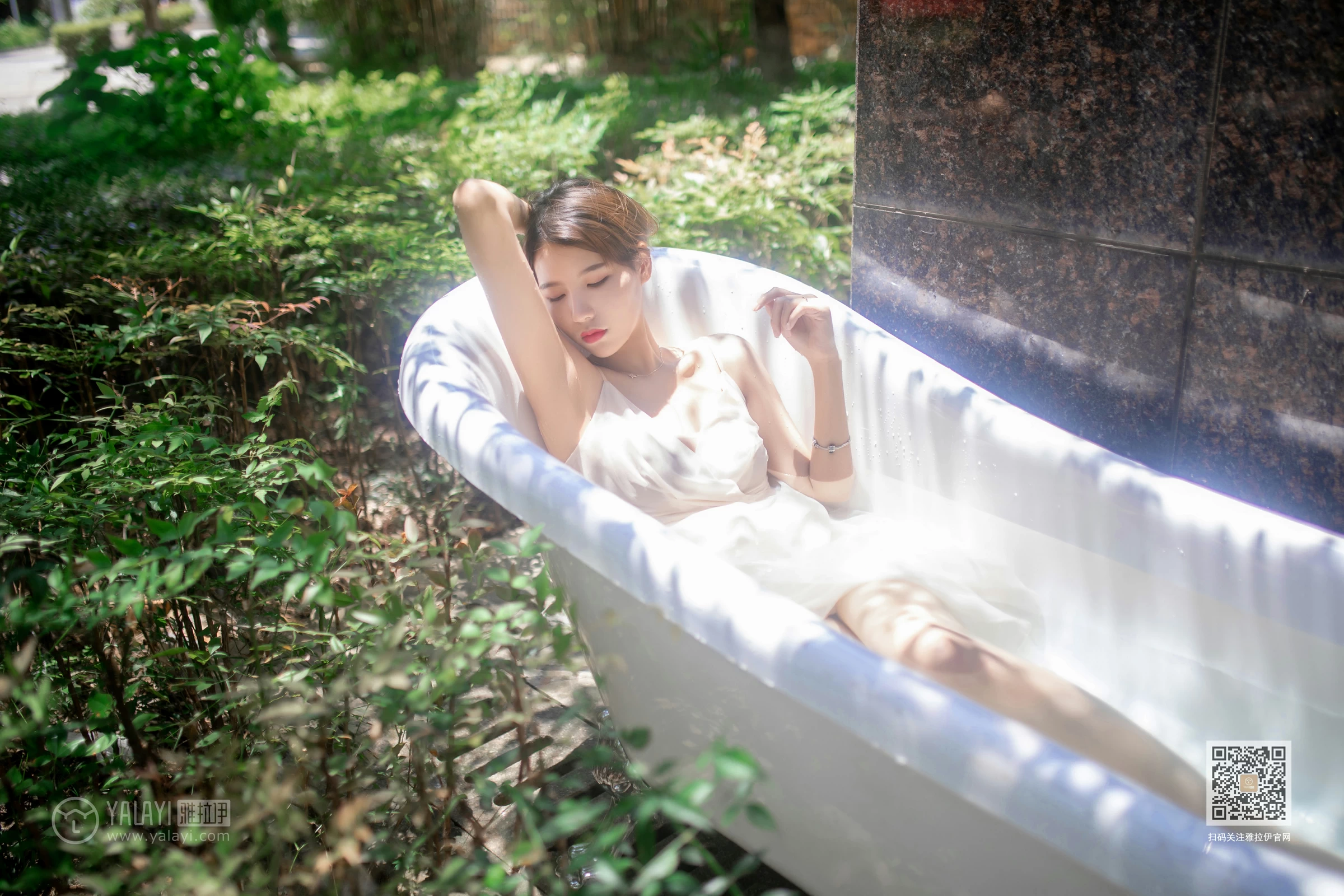 [YALAYI雅拉伊]Vol.453 天浴 令狐美 白色吊带透视连衣裙性感私房写真集第7张