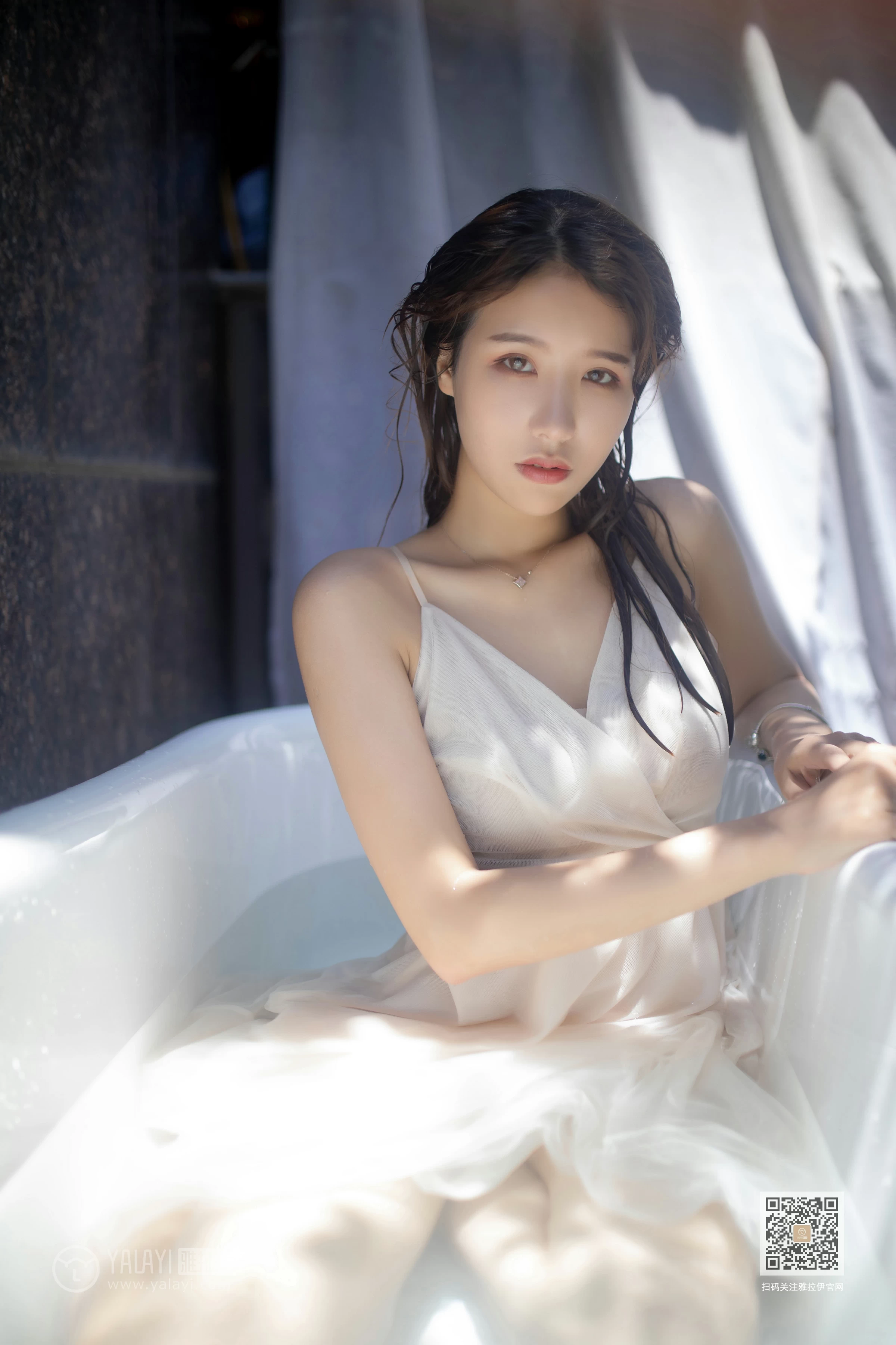 [YALAYI雅拉伊]Vol.453 天浴 令狐美 白色吊带透视连衣裙性感私房写真集第13张