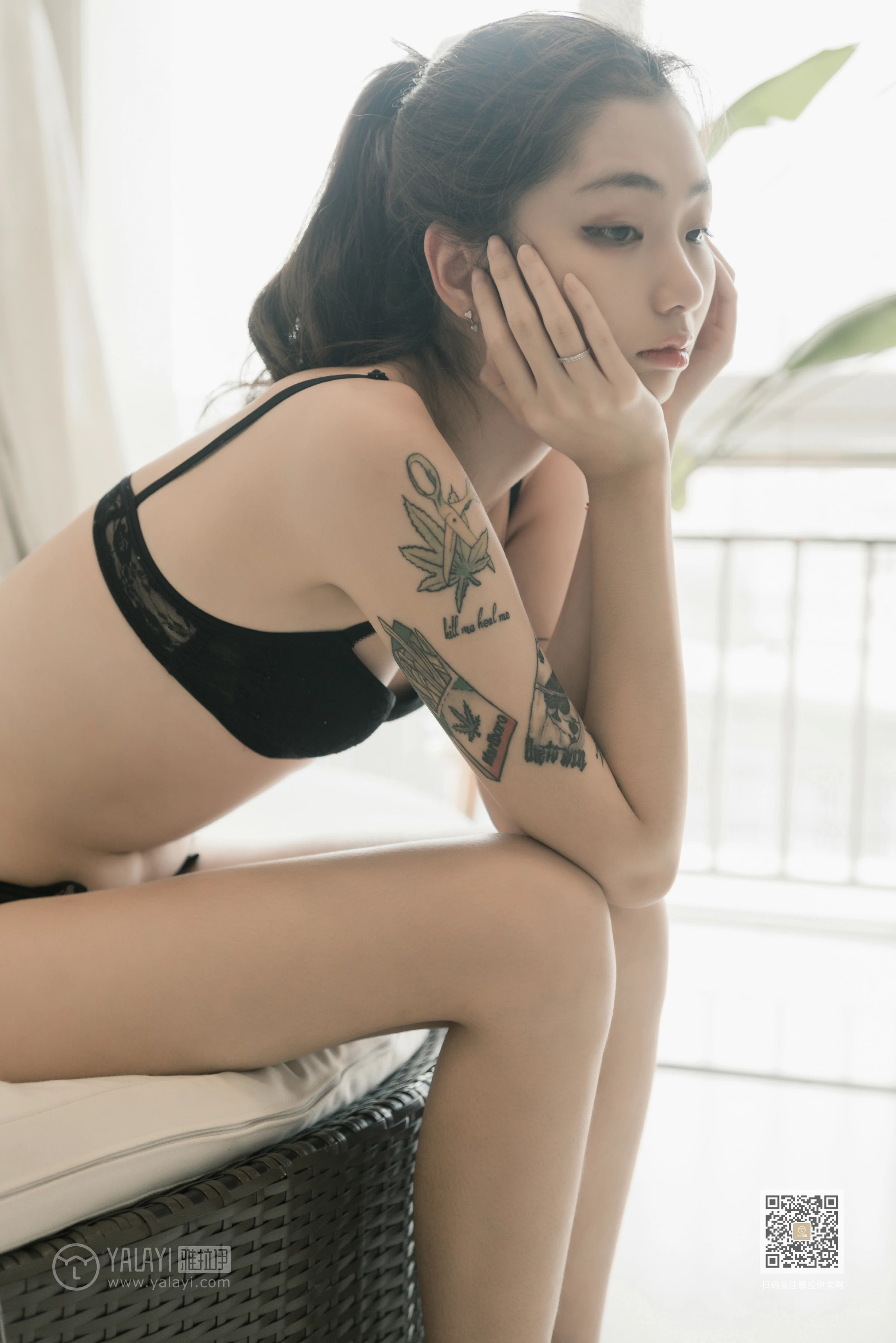 [YALAYI雅拉伊]Vol.452 刺青女孩儿 鸭鸭 黑色性感内衣居家私房写真集第2张