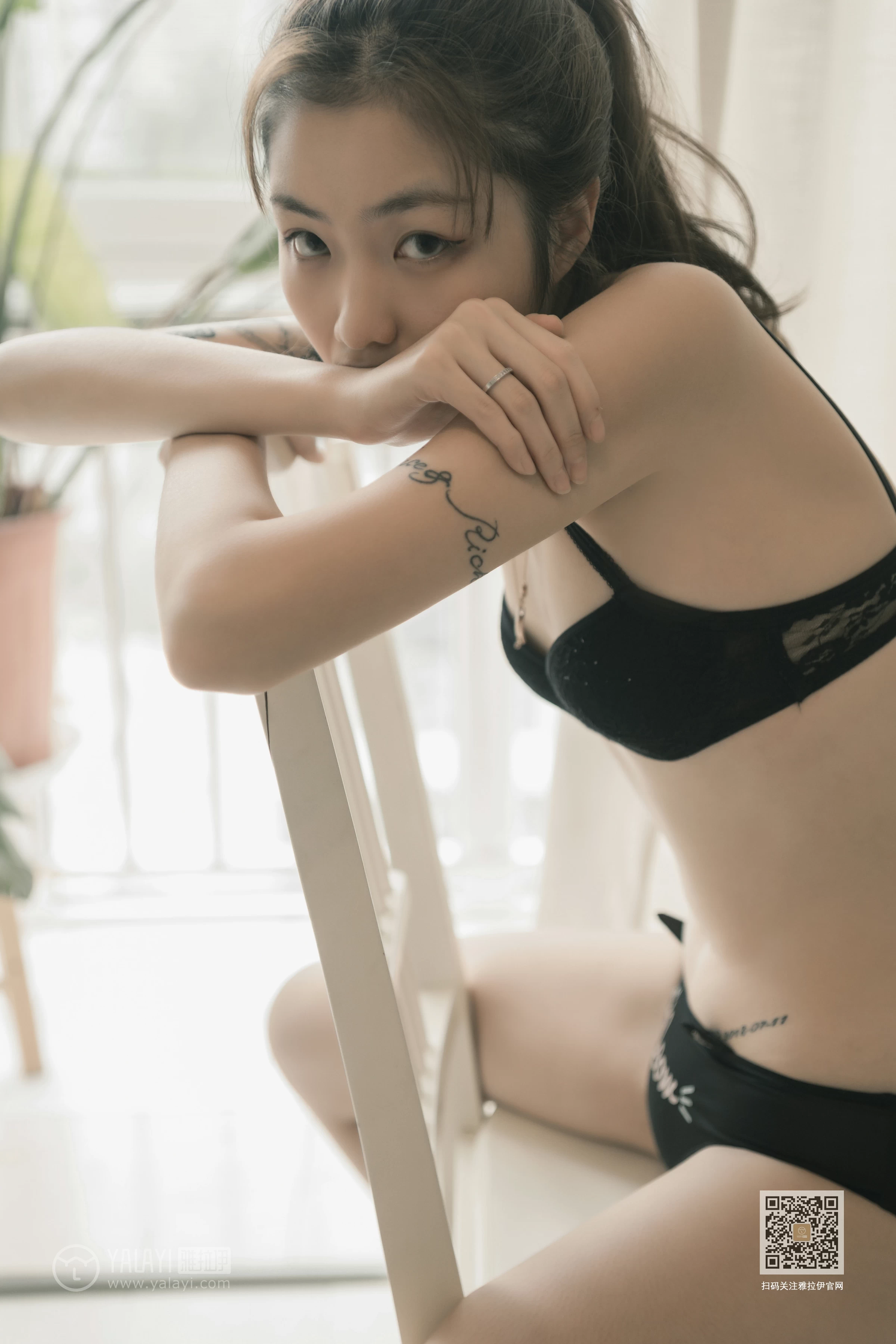[YALAYI雅拉伊]Vol.452 刺青女孩儿 鸭鸭 黑色性感内衣居家私房写真集第13张