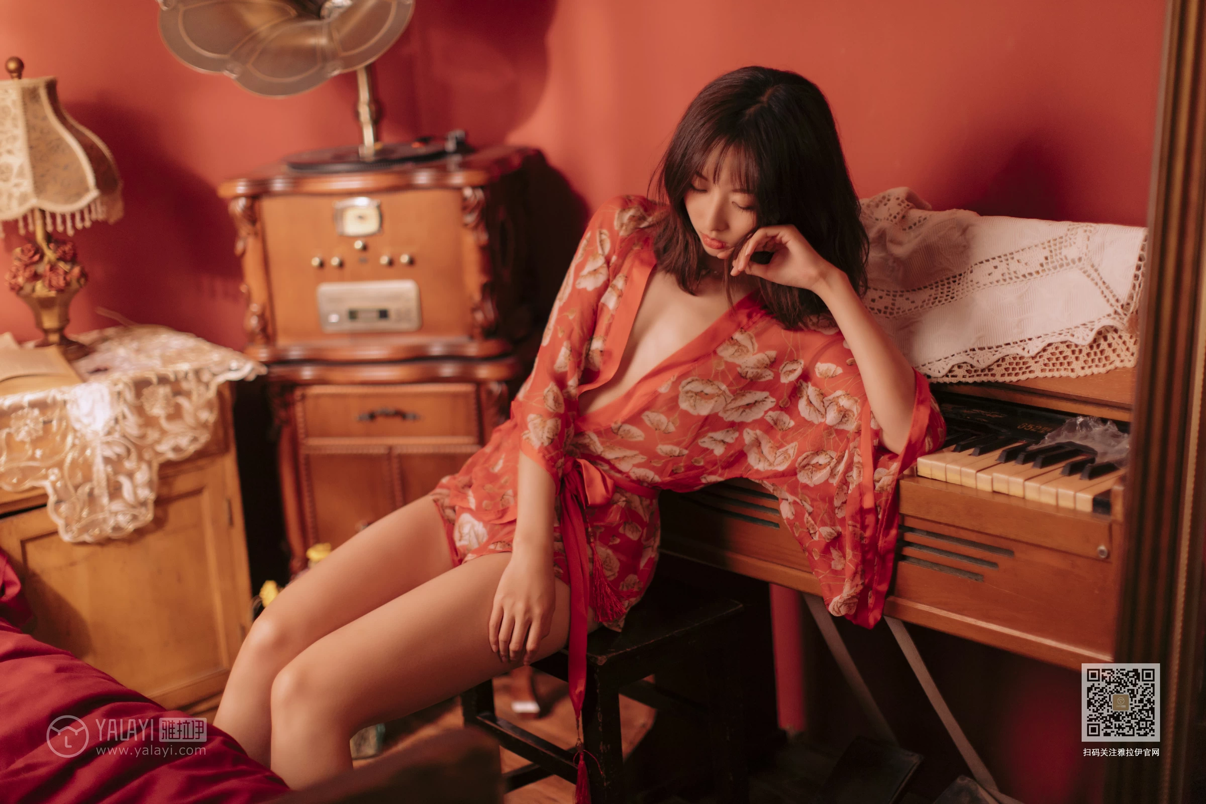 [YALAYI雅拉伊]Vol.460 红妆写真 佳佳 红色睡衣居家性感私房写真集第12张