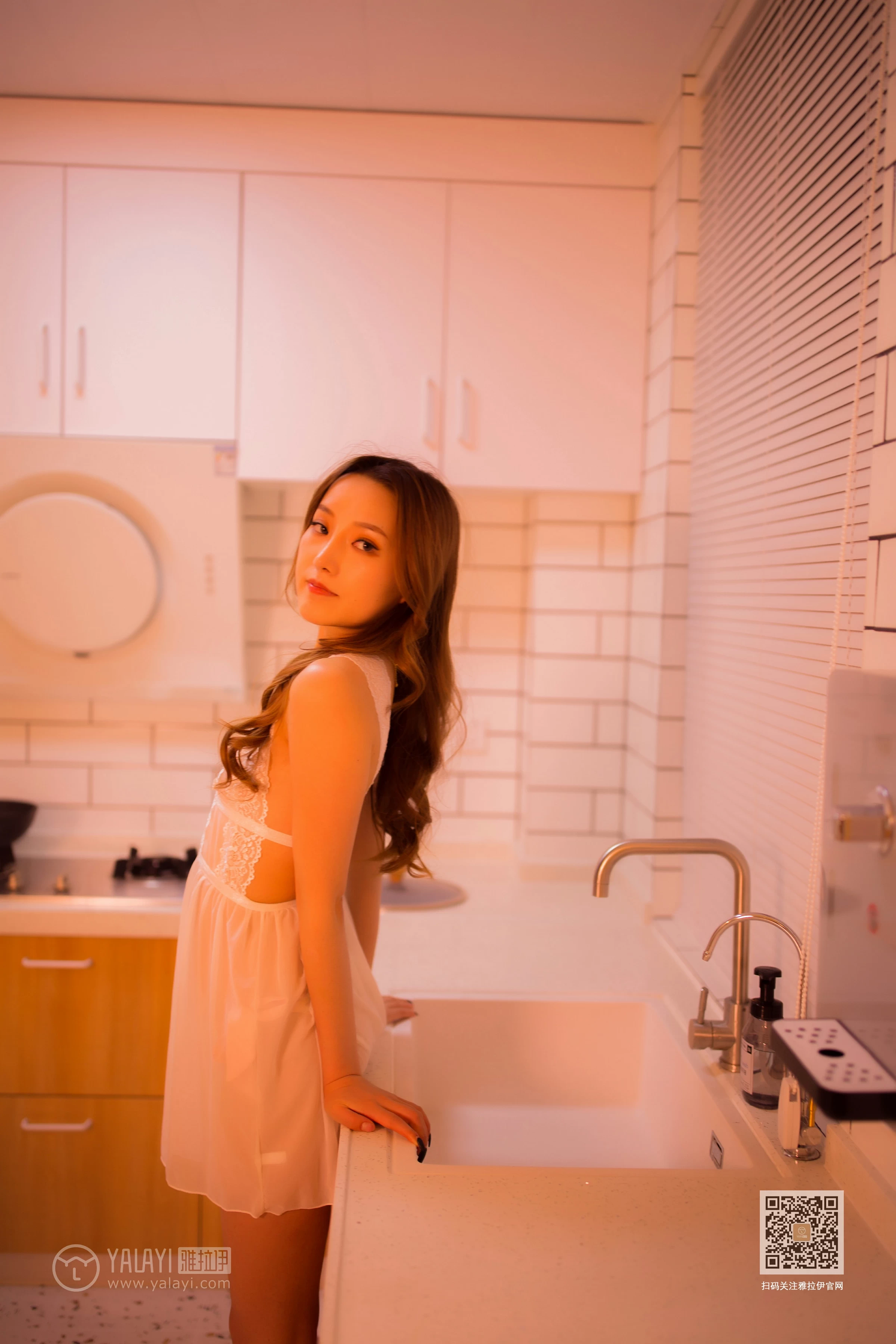 [YALAYI雅拉伊]Vol.461 下班快回来 上官莹莹 白色透视情趣睡衣性感私房写真集第7张