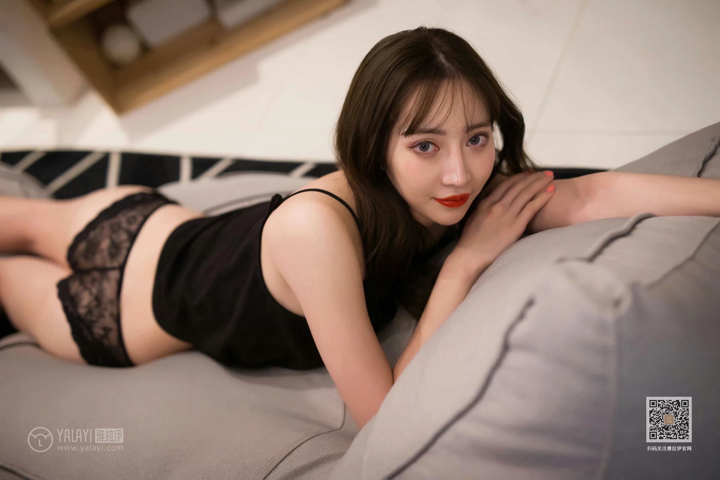 [YALAYI雅拉伊]Vol.477 小吊带 白雪 黑色背心加黑色蕾丝内裤性感私房写真集第17张