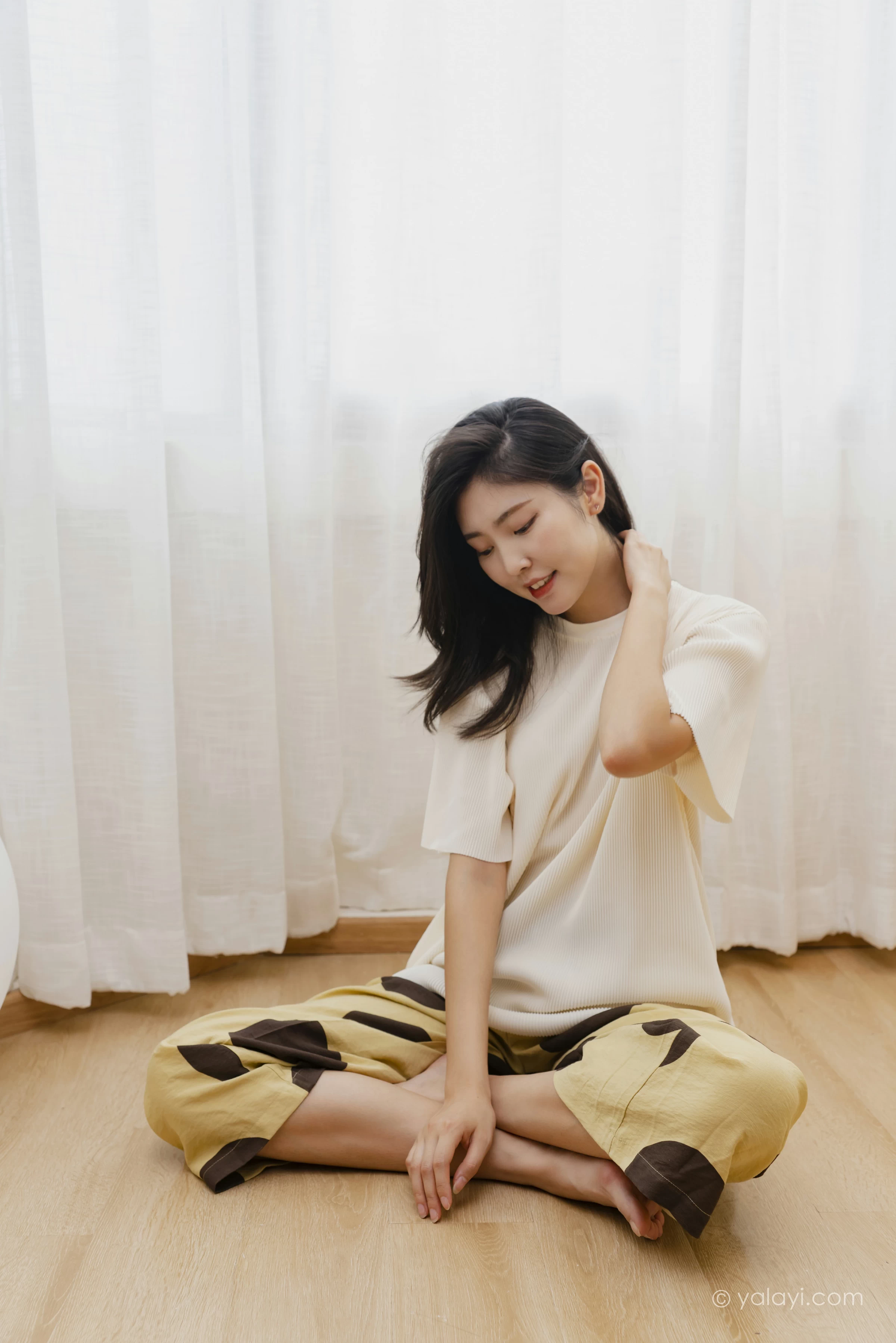 [YALAYI雅拉伊]NO.698 《亲爱的请放松》 苍儿 白色短袖加黄色短裤居家私房写真集第9张