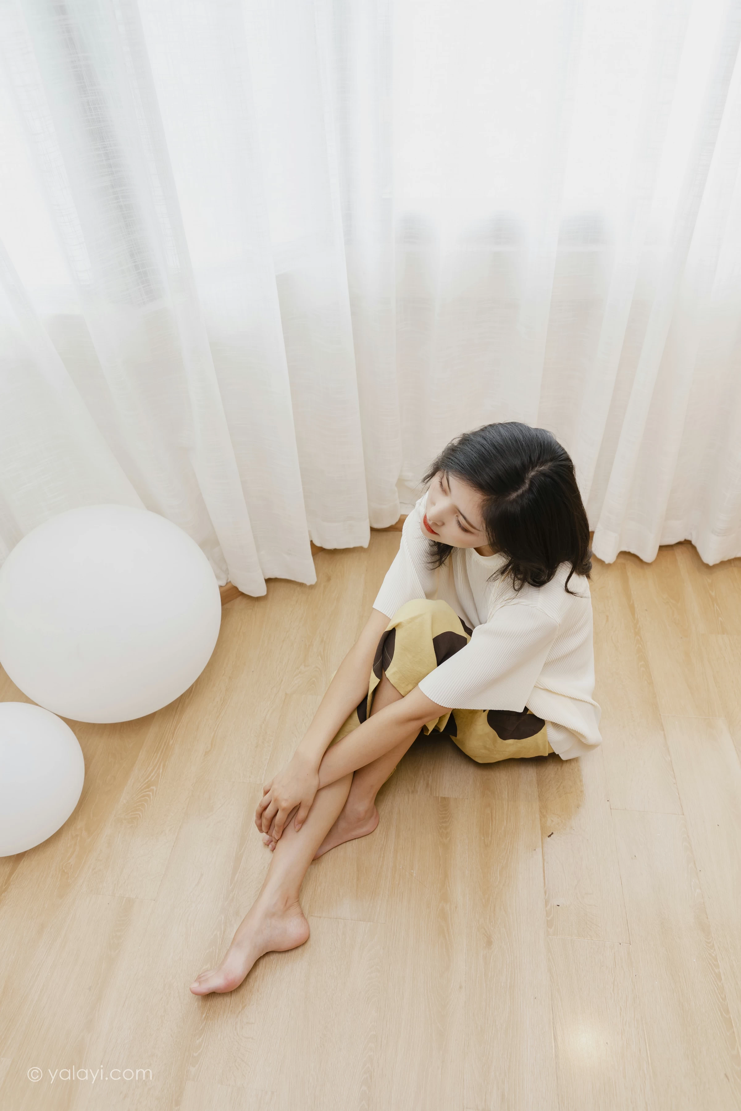 [YALAYI雅拉伊]NO.698 《亲爱的请放松》 苍儿 白色短袖加黄色短裤居家私房写真集第9张
