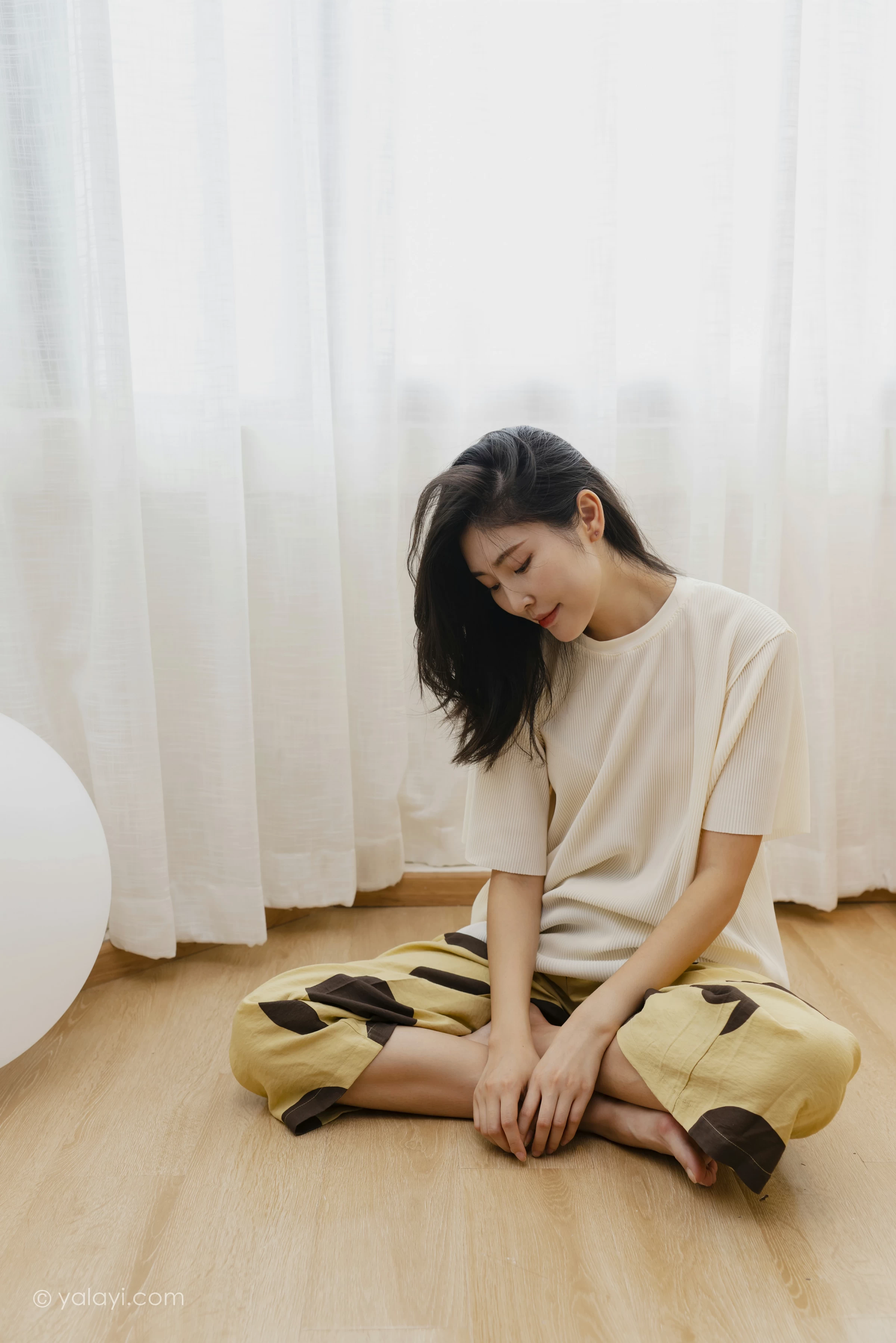 [YALAYI雅拉伊]NO.698 《亲爱的请放松》 苍儿 白色短袖加黄色短裤居家私房写真集第9张